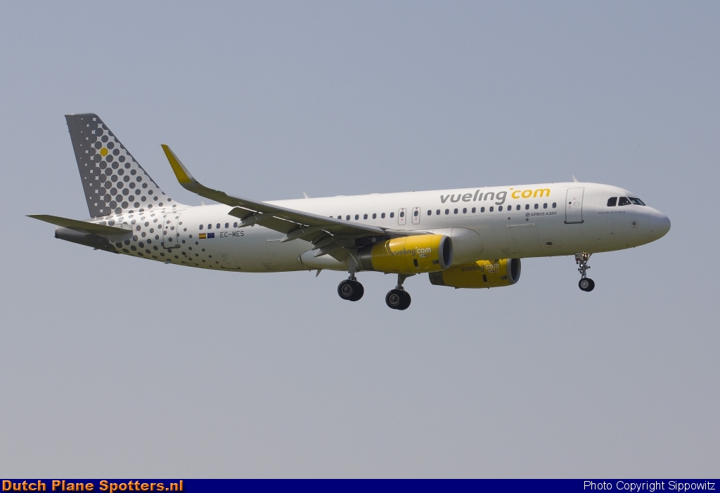 EC-MES Airbus A320 Vueling.com by Sippowitz