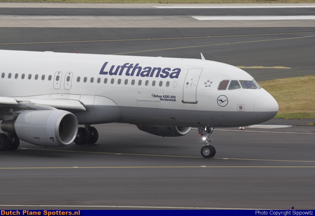 D-AIZB Airbus A320 Lufthansa by Sippowitz