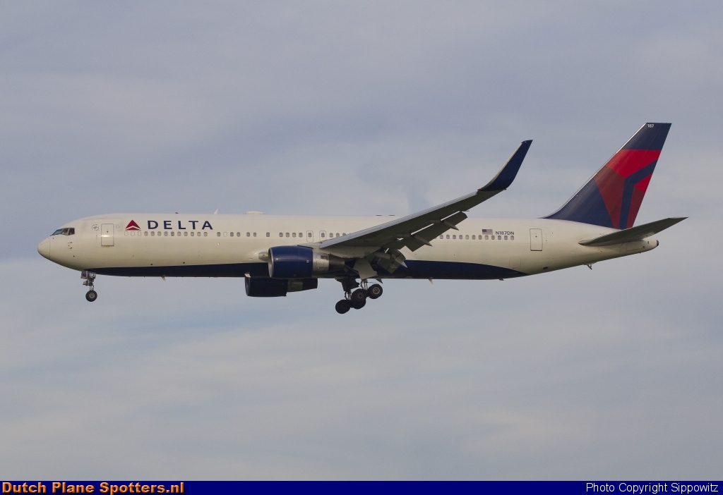 N187DN Boeing 767-300 Delta Airlines by Sippowitz