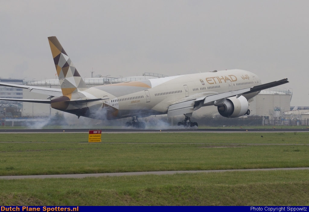 A6-ETC Boeing 777-300 Etihad by Sippowitz