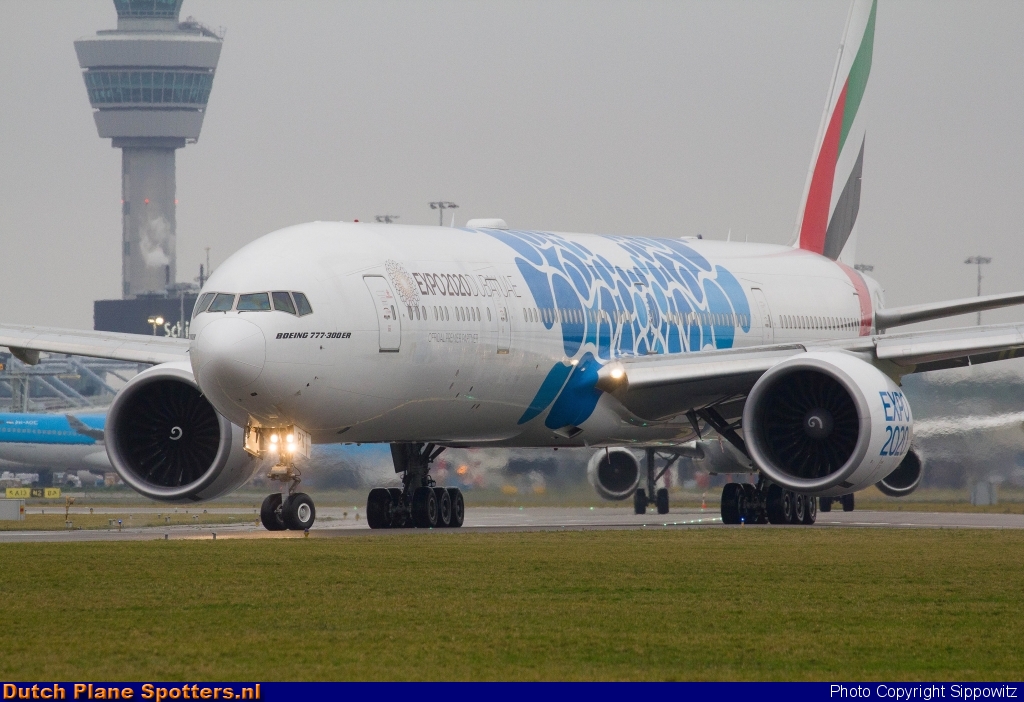A6-EPK Boeing 777-300 Emirates by Sippowitz
