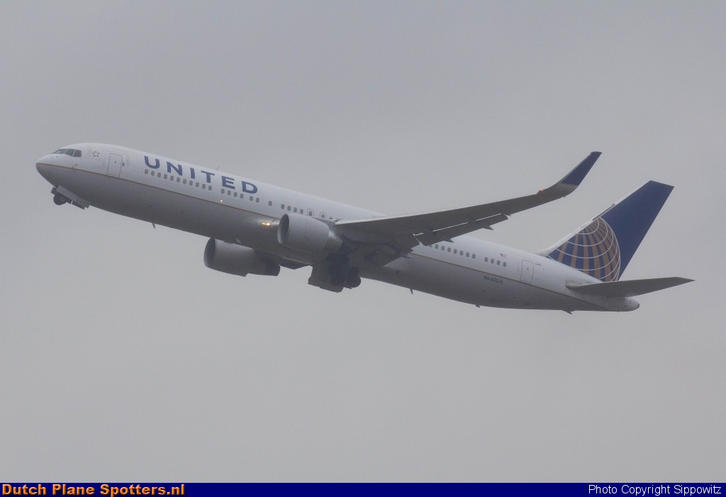 N660UA Boeing 767-300 United Airlines by Sippowitz