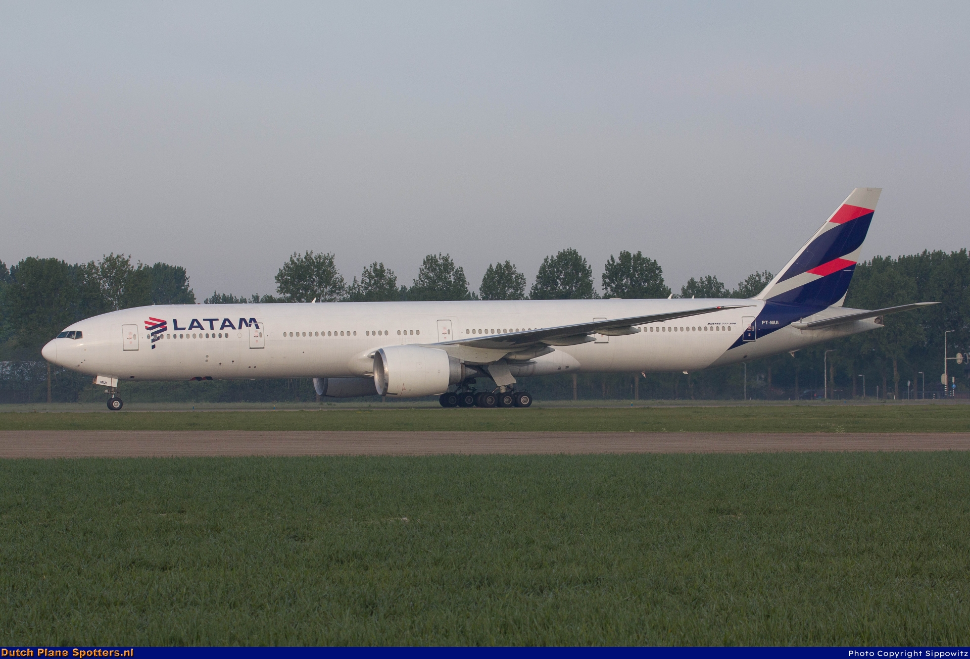 PT-MUI Boeing 777-300 LATAM Airlines Brazil by Sippowitz