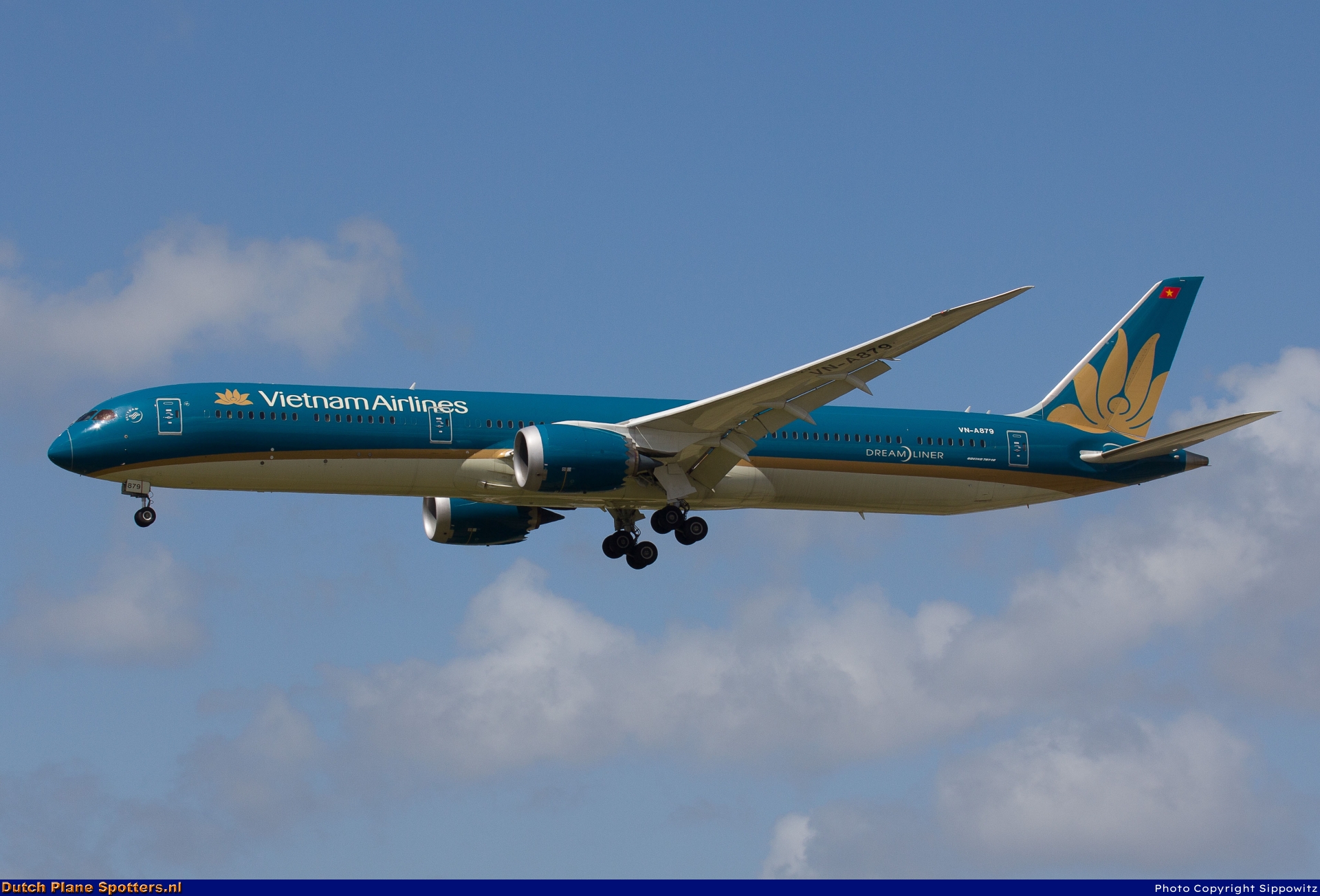 VN-A879 Boeing 787-10 Dreamliner Vietnam Airlines by Sippowitz