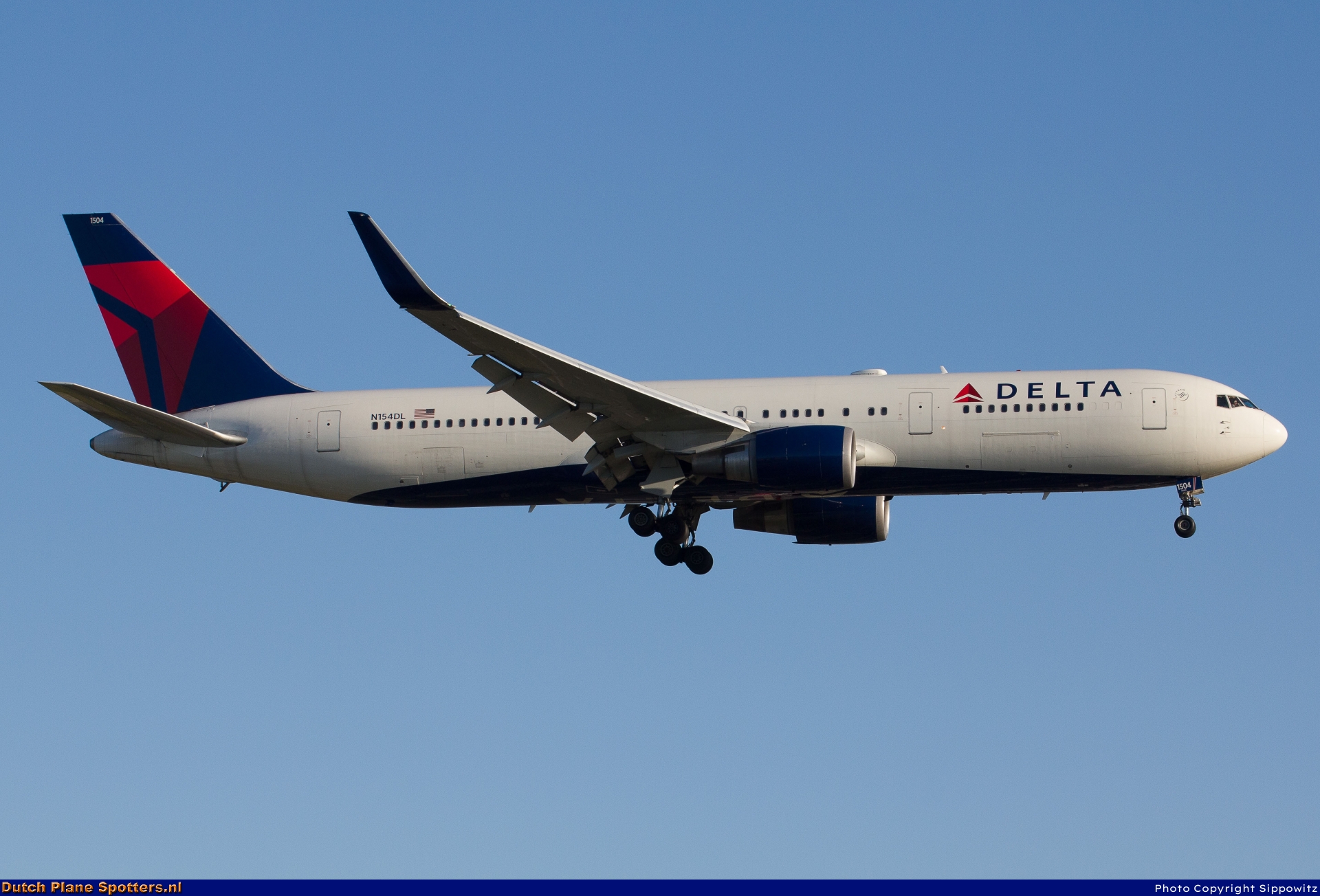 N154DL Boeing 767-300 Delta Airlines by Sippowitz
