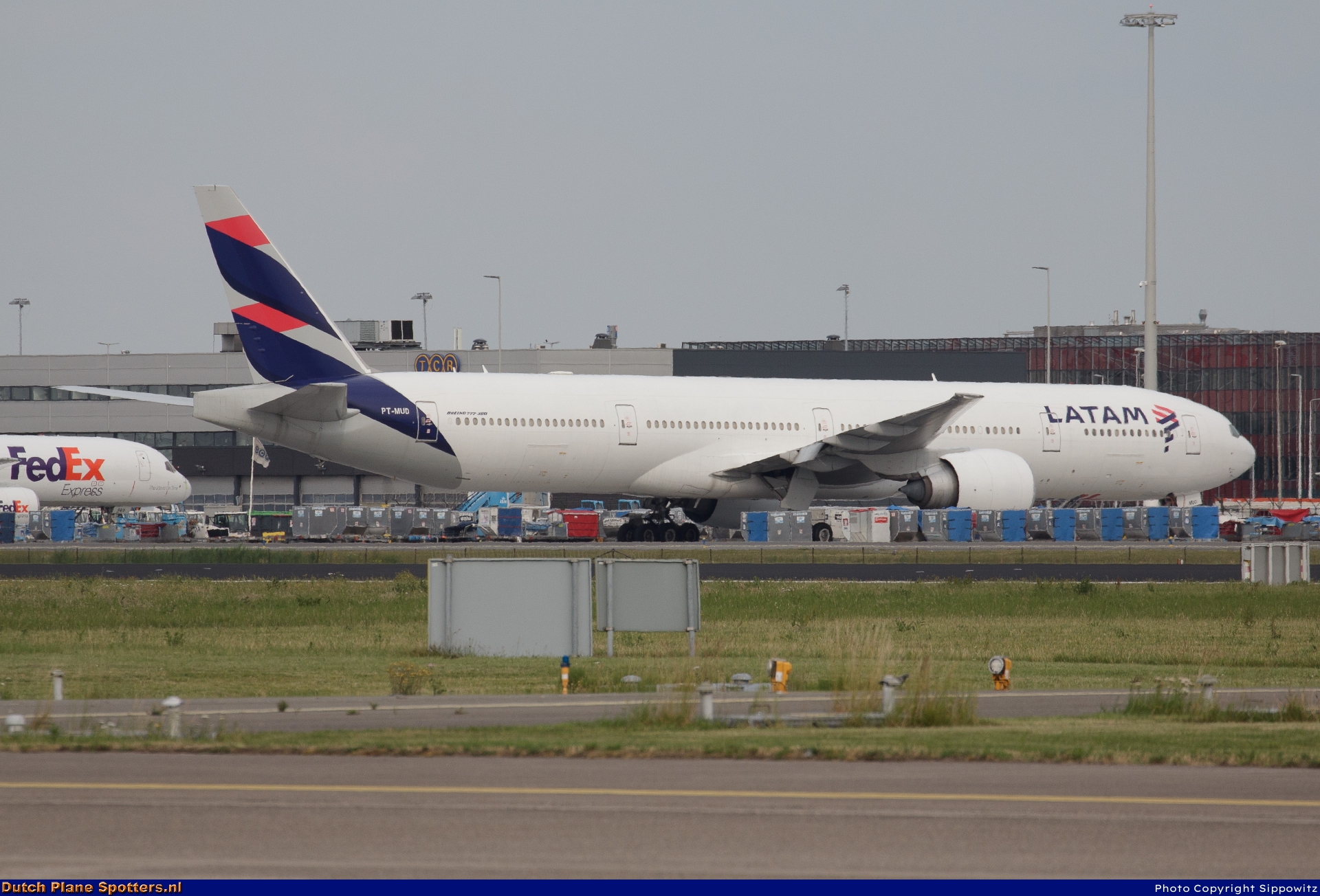PT-MUD Boeing 777-300 LATAM Airlines Brazil by Sippowitz