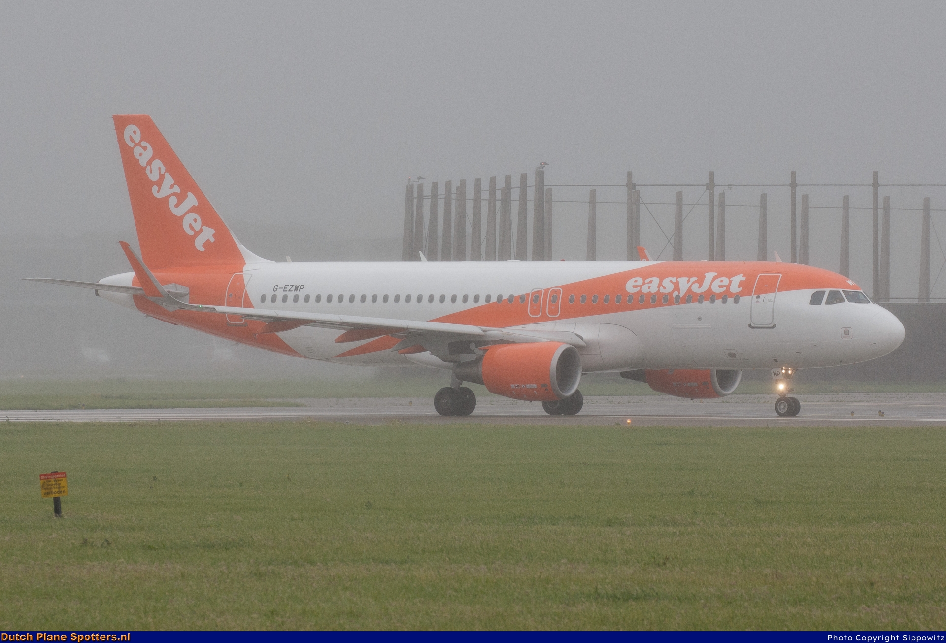G-EZWP Airbus A320 easyJet by Sippowitz