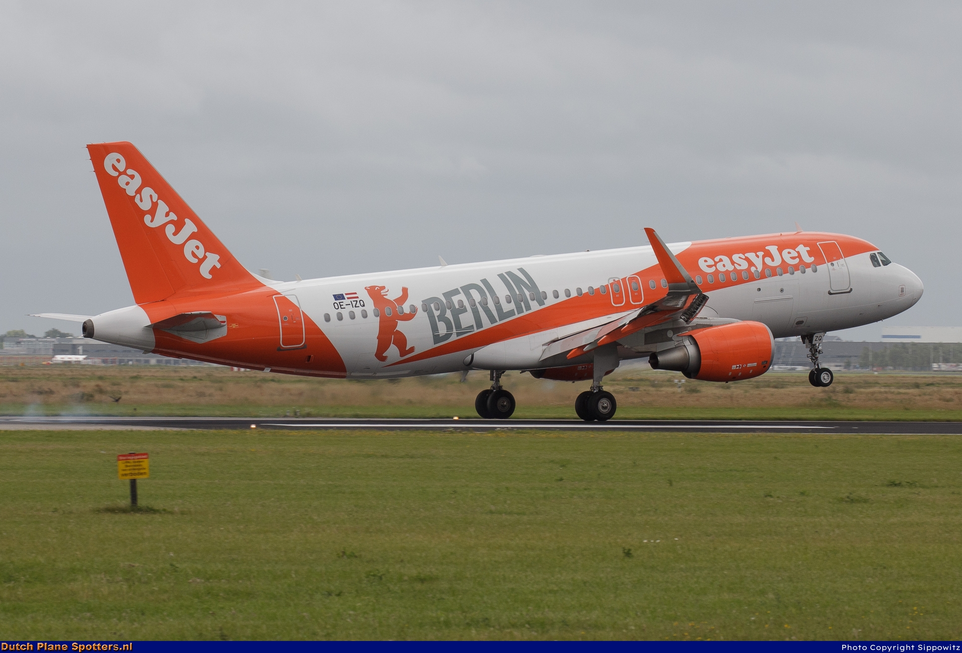 OE-IZQ Airbus A320 easyJet Europe by Sippowitz