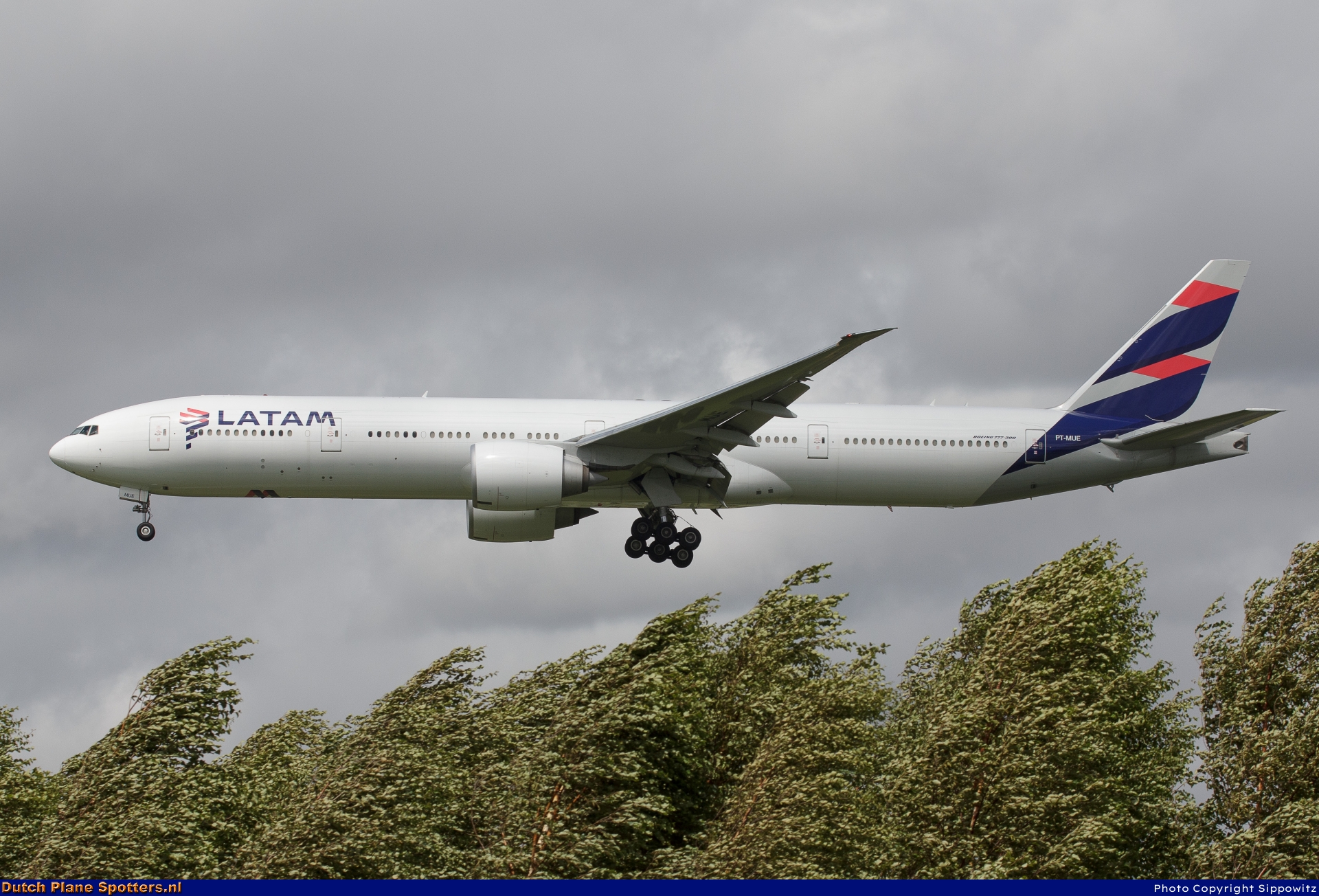 PT-MUE Boeing 777-300 LATAM Airlines Brazil by Sippowitz