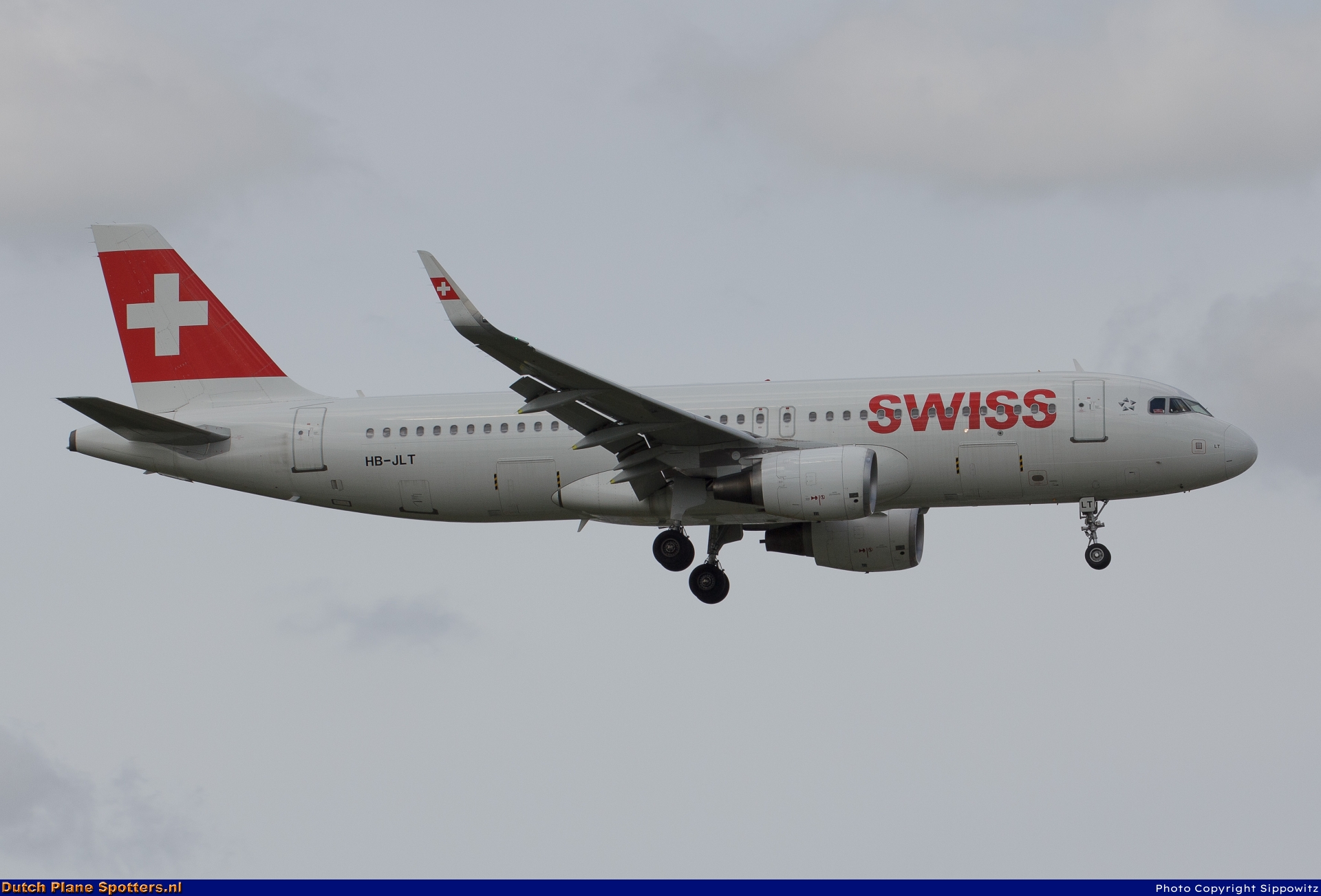 HB-JLT Airbus A320 Swiss International Air Lines by Sippowitz