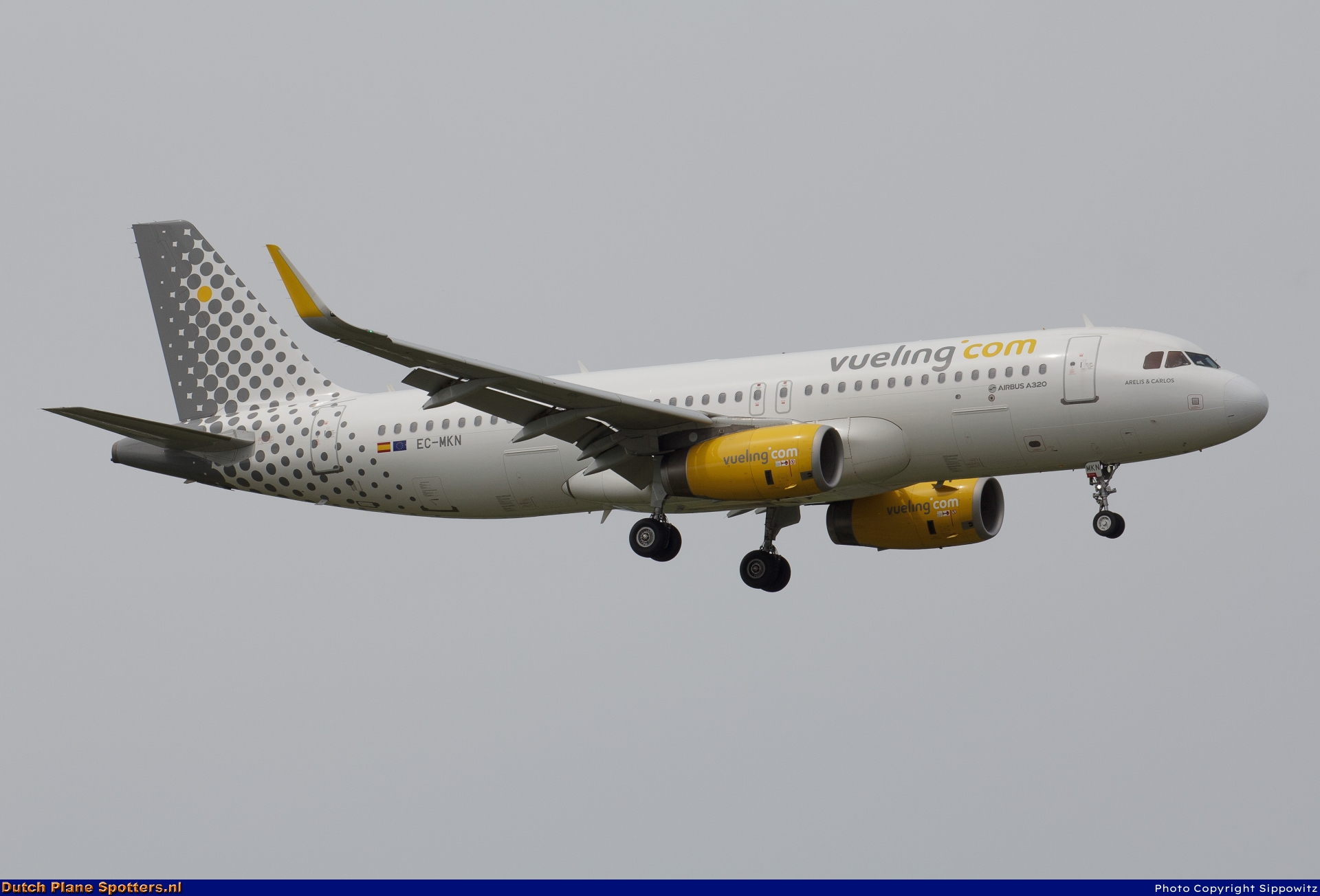 EC-MKN Airbus A320 Vueling.com by Sippowitz