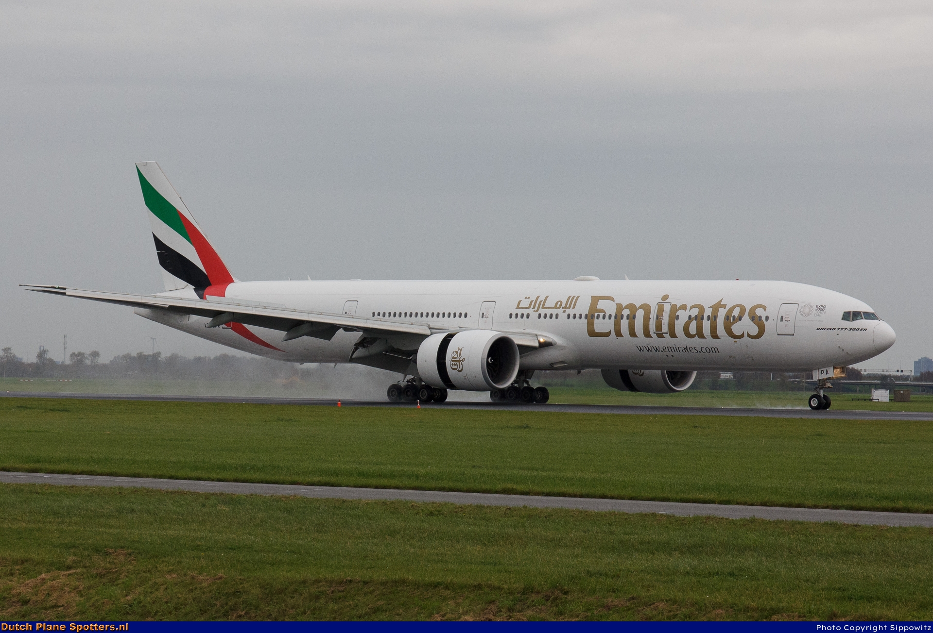 A6-EPA Boeing 777-300 Emirates by Sippowitz