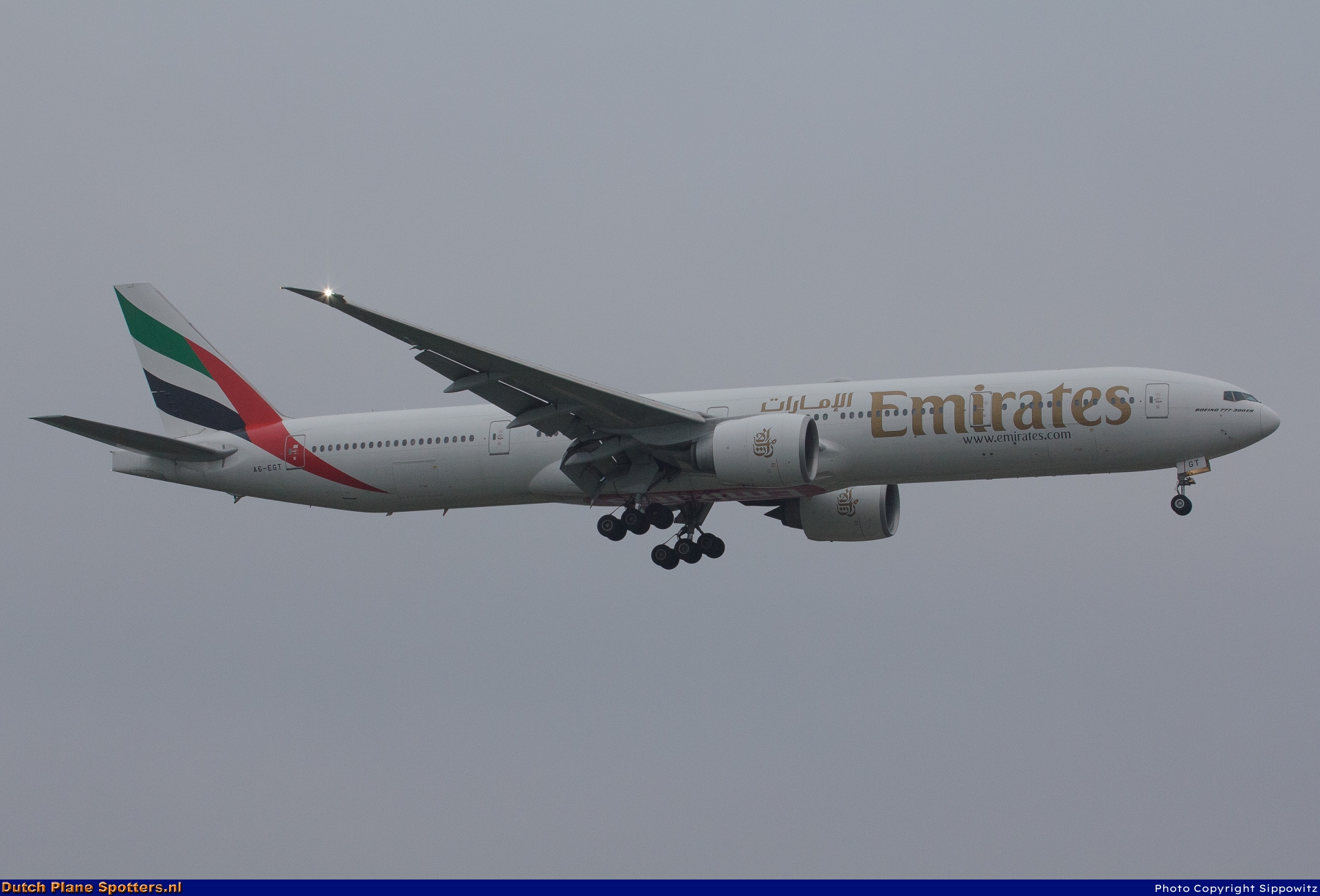 A6-EGT Boeing 777-300 Emirates by Sippowitz