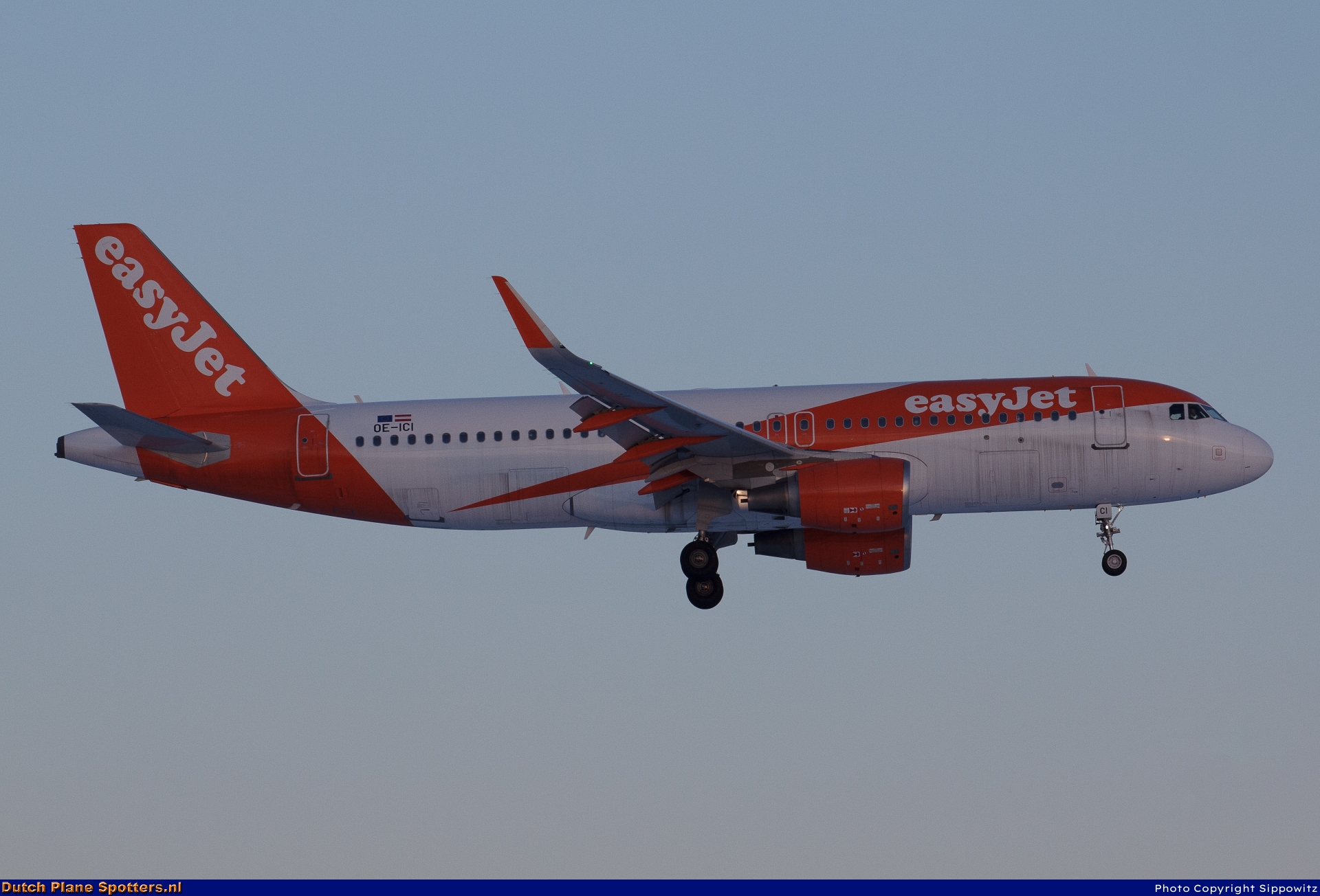 OE-ICI Airbus A320 easyJet Europe by Sippowitz