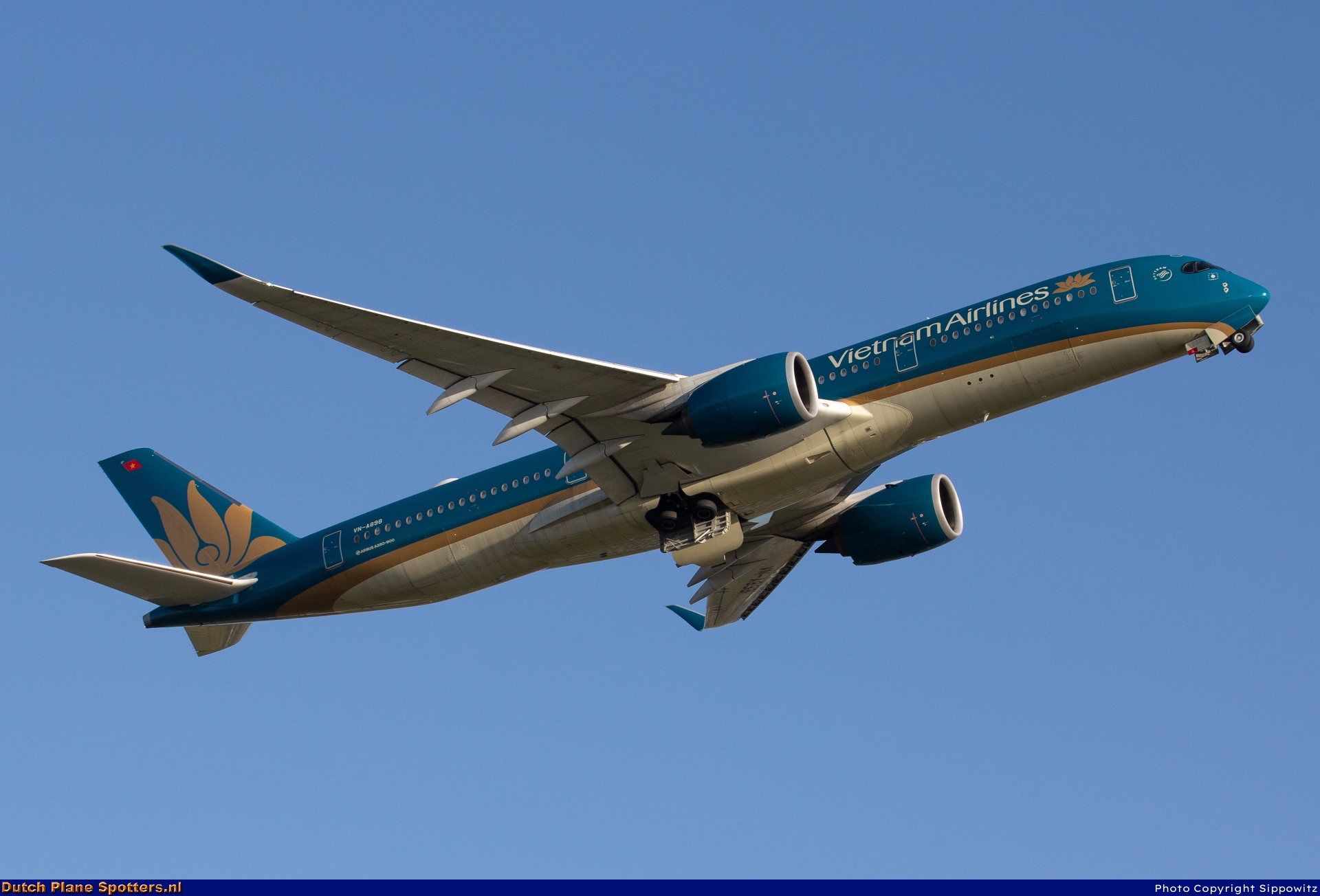 VN-A898 Airbus A350-900 Vietnam Airlines by Sippowitz