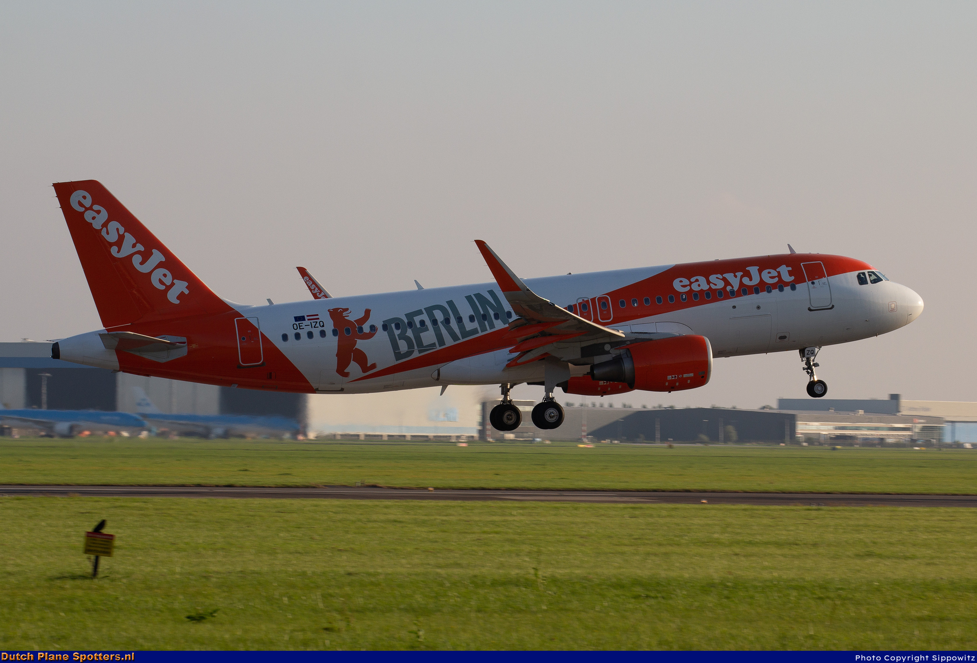 OE-IZQ Airbus A320 easyJet Europe by Sippowitz
