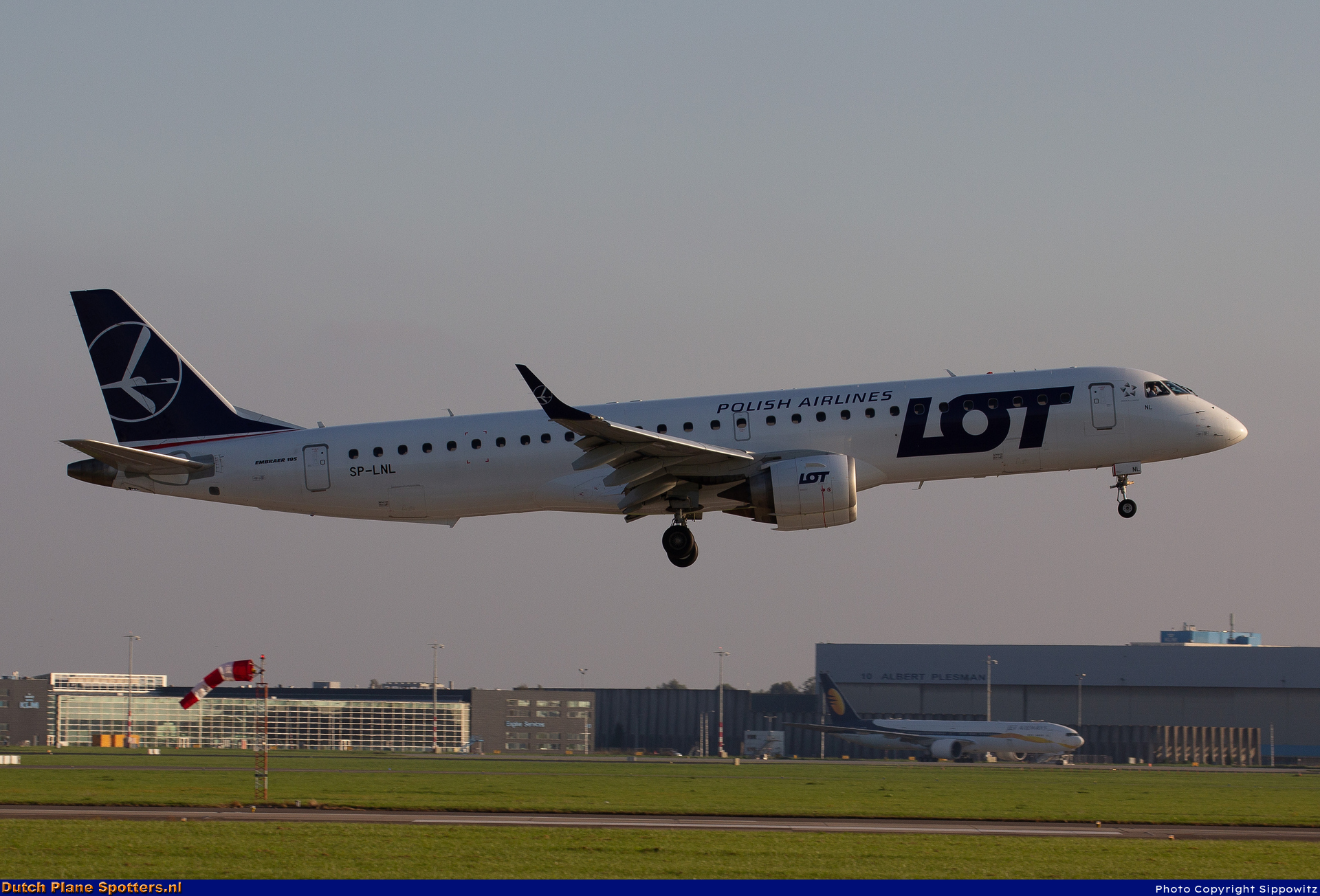 SP-LNL Embraer 195 LOT Polish Airlines by Sippowitz