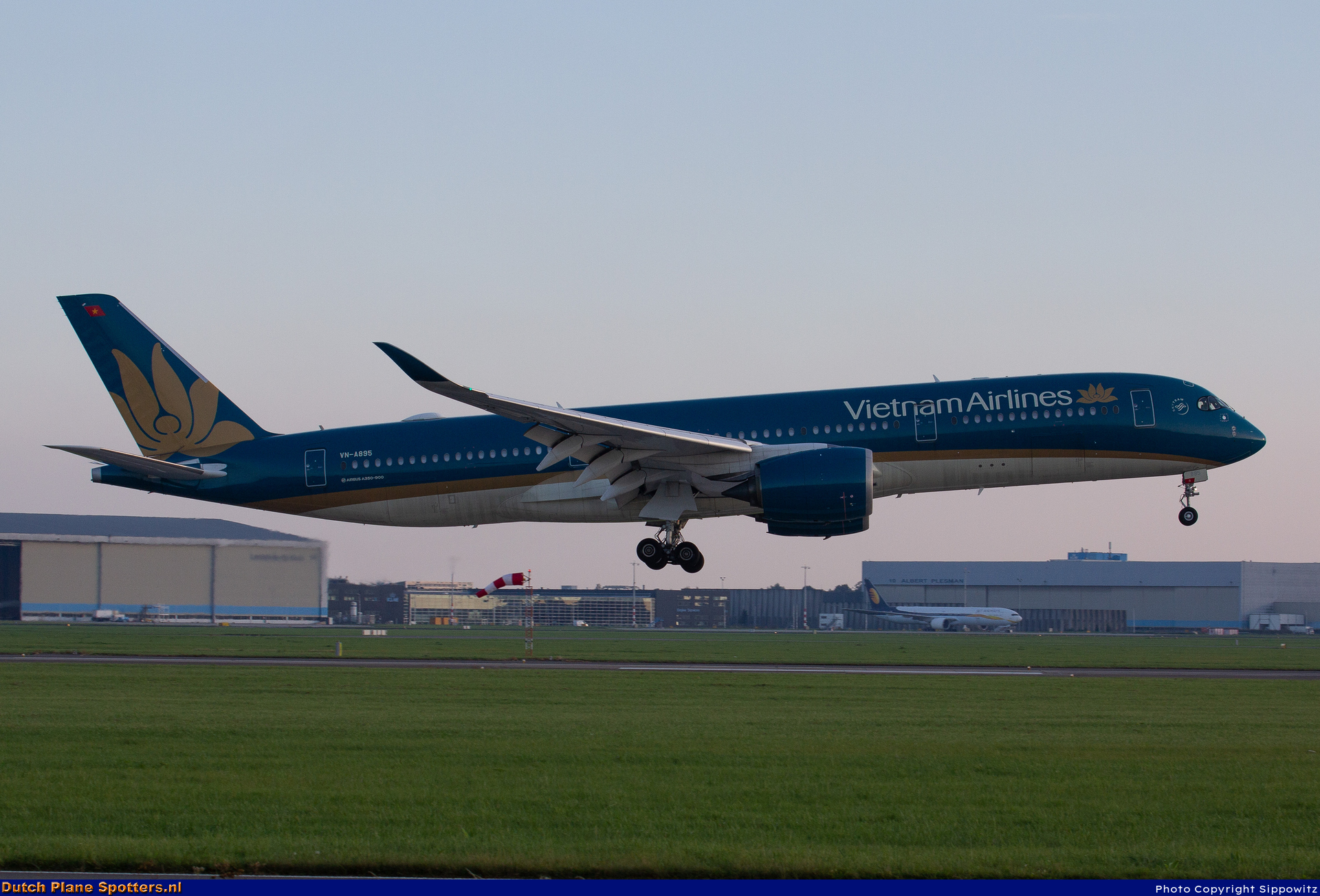VN-A895 Airbus A350-900 Vietnam Airlines by Sippowitz
