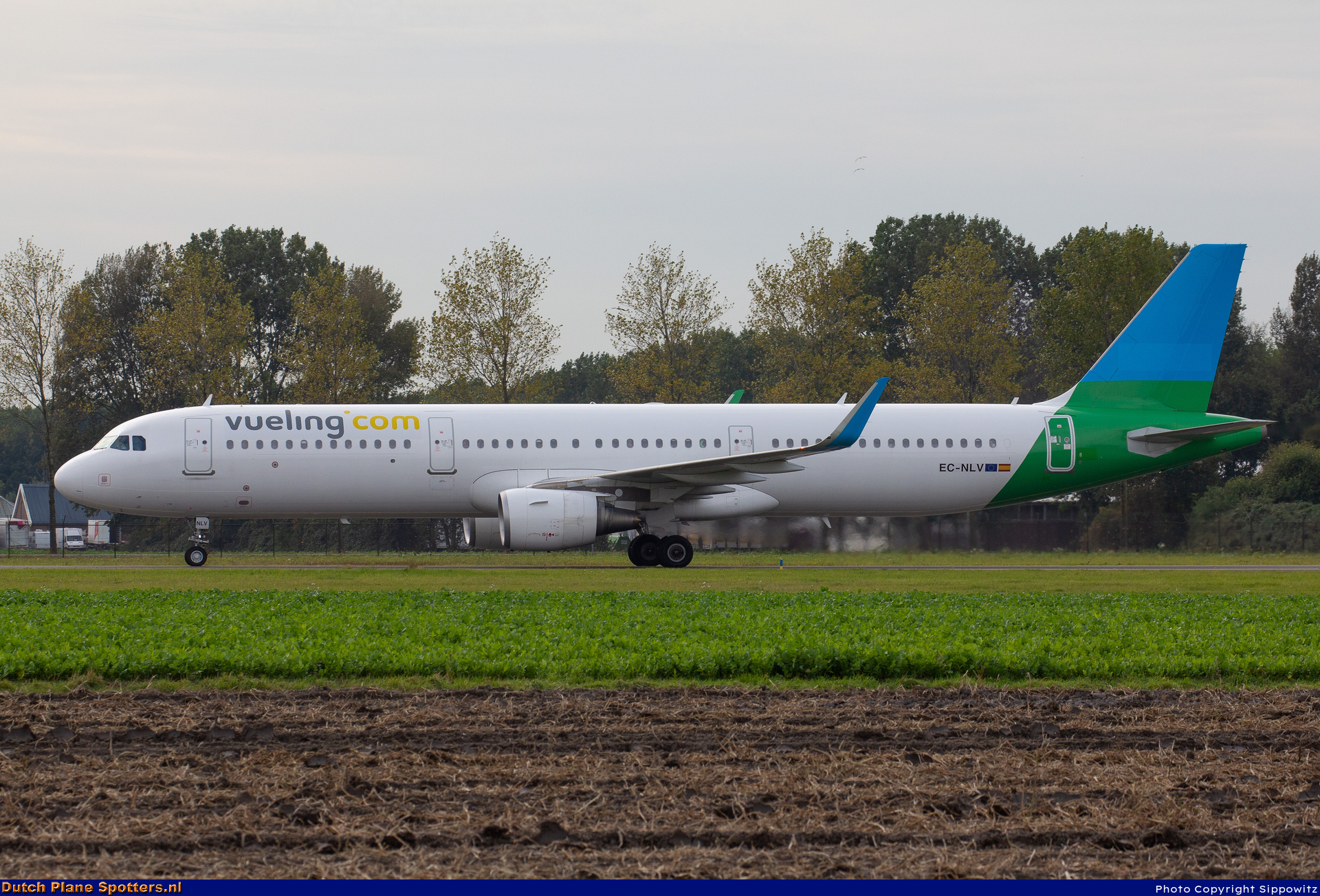 EC-NLV Airbus A321 Vueling.com by Sippowitz