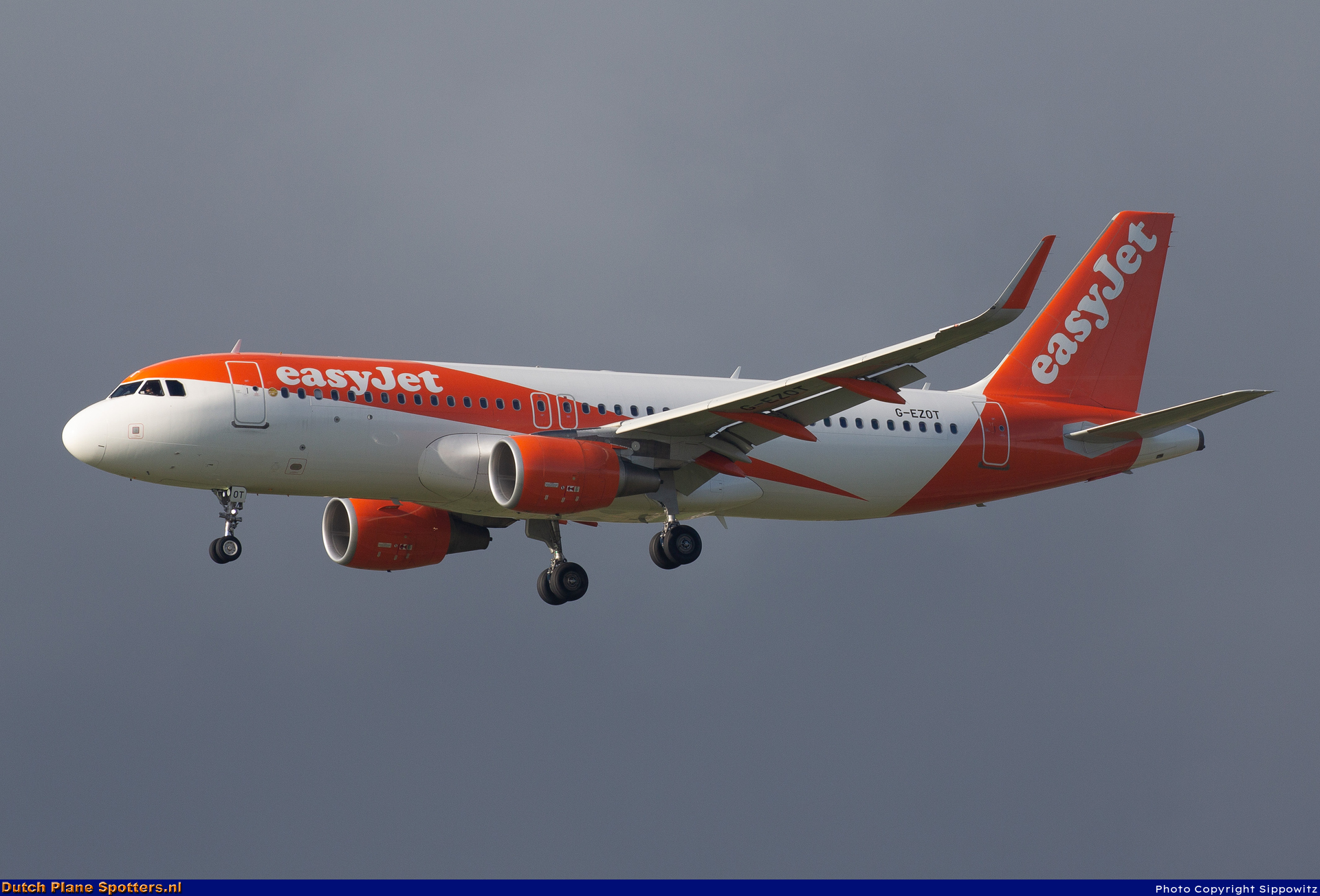 G-EZOT Airbus A320 easyJet by Sippowitz