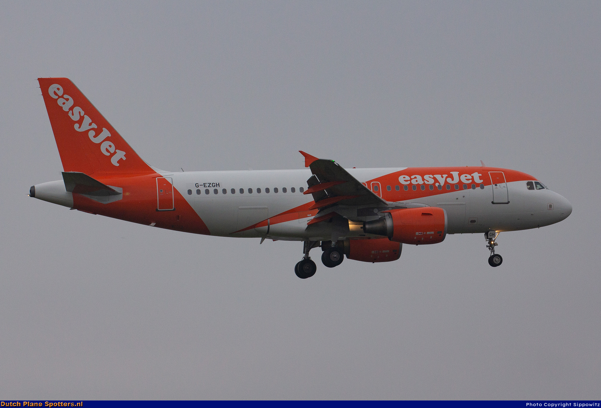 G-EZGH Airbus A319 easyJet by Sippowitz