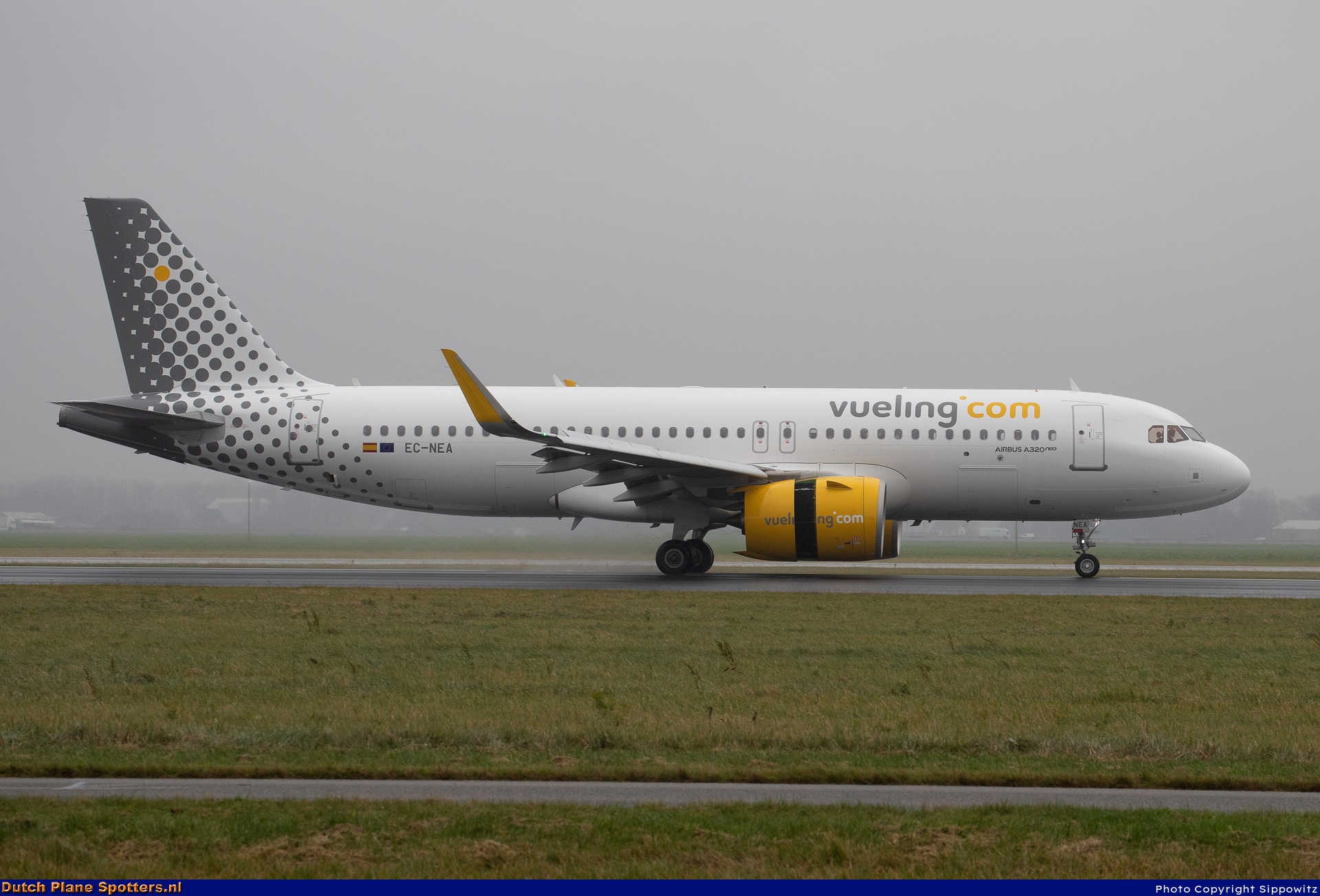 EC-NEA Airbus A320neo Vueling.com by Sippowitz