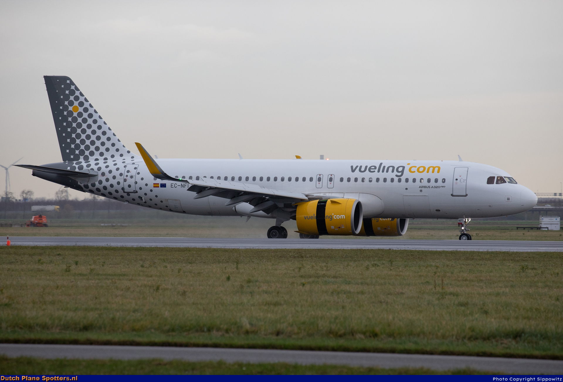 EC-NFI Airbus A320neo Vueling.com by Sippowitz