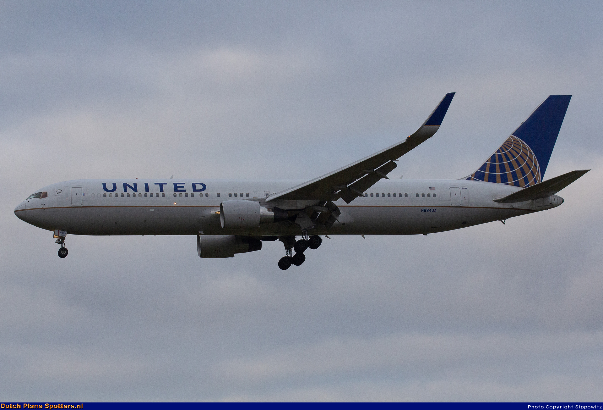 N684UA Boeing 767-300 United Airlines by Sippowitz