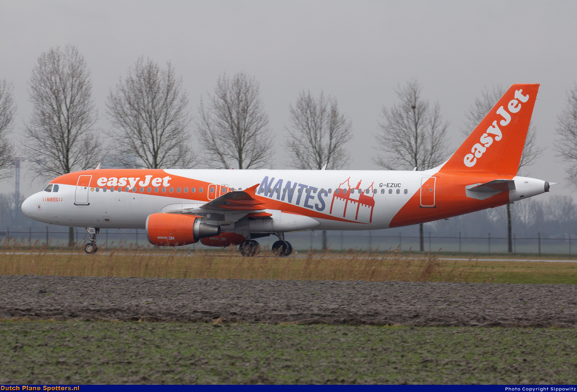 G-EZUC Airbus A320 easyJet by Sippowitz