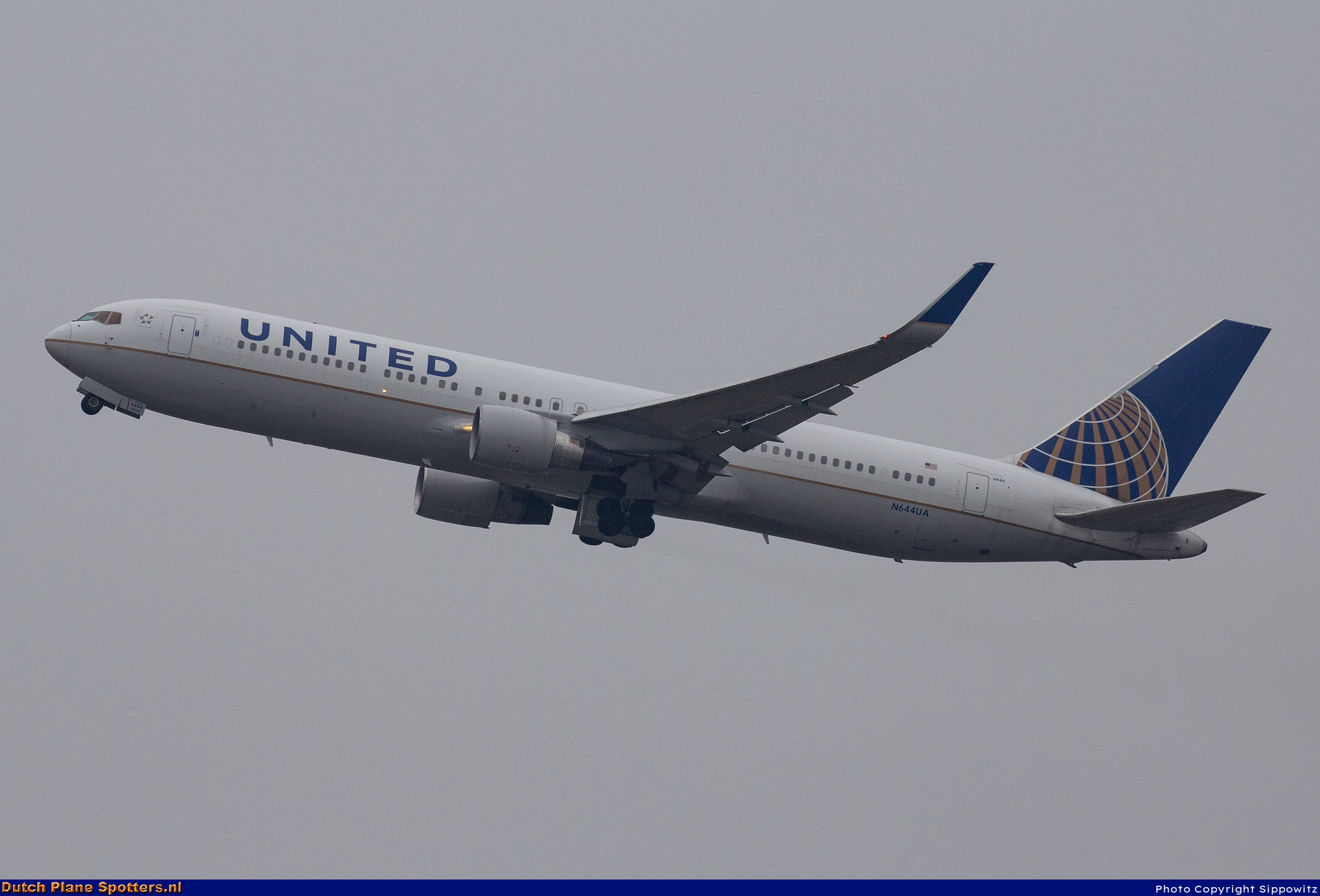 N644UA Boeing 767-300 United Airlines by Sippowitz