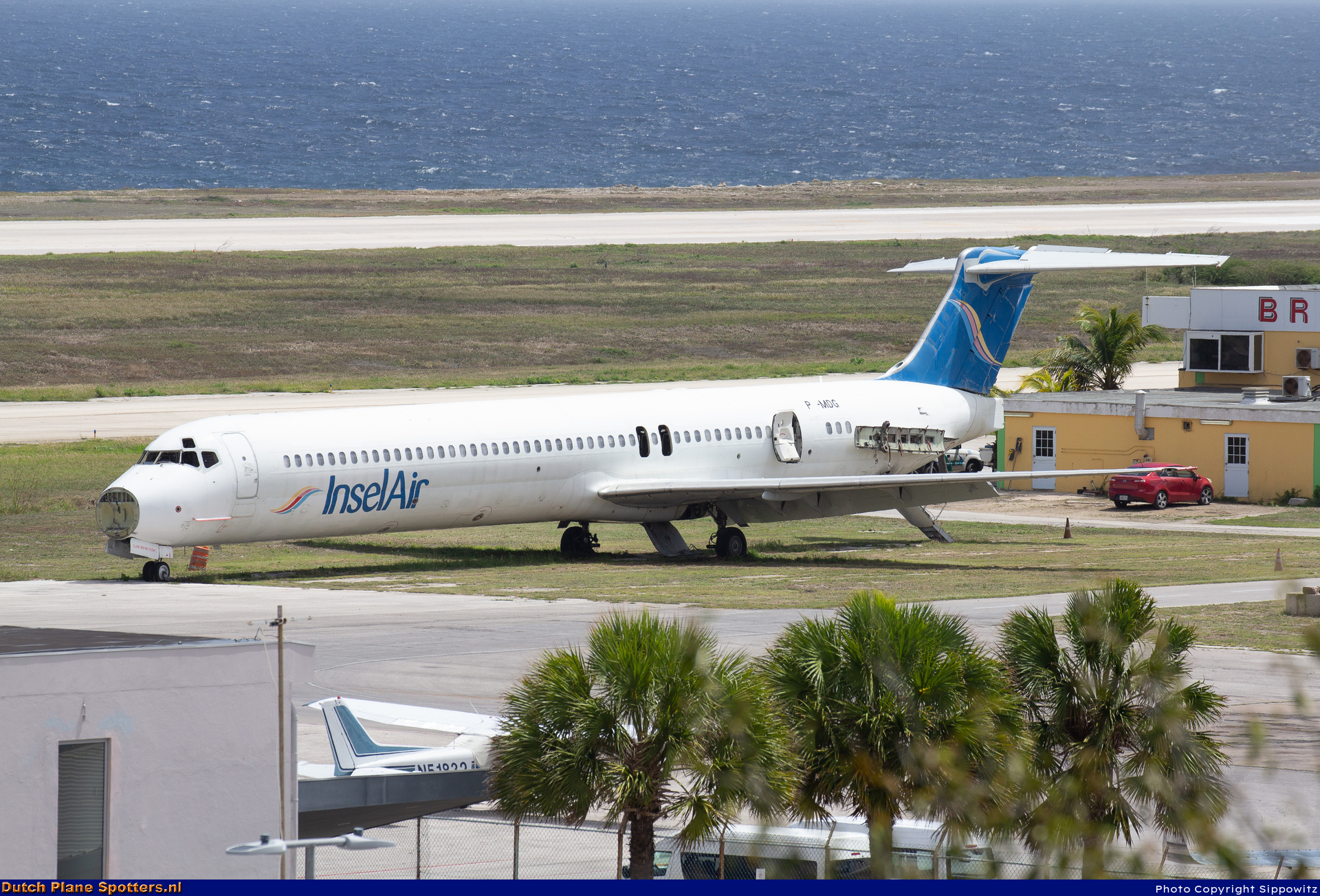 P4-MDG McDonell Douglas MD-83 Insel Air Aruba by Sippowitz