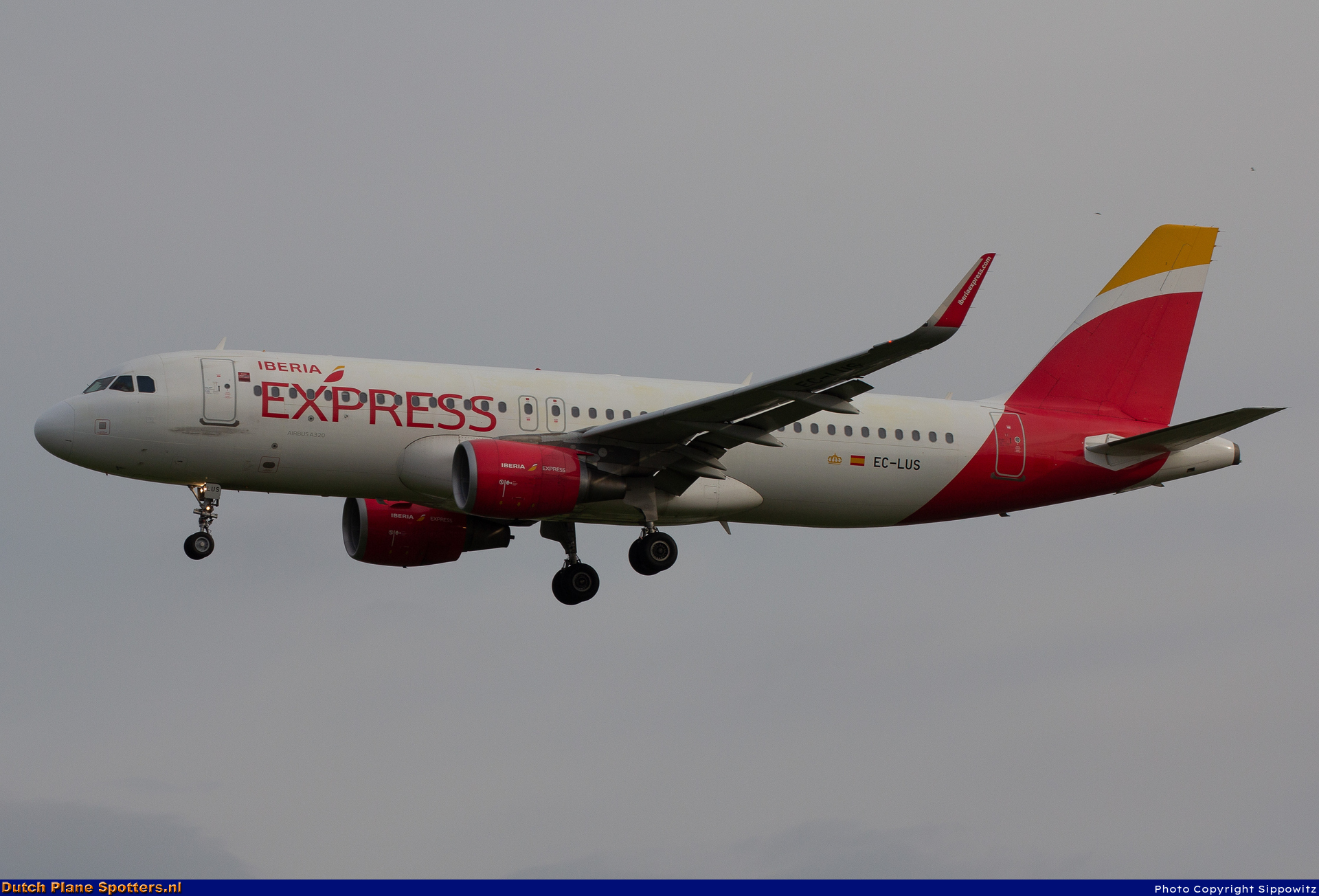 EC-LUS Airbus A320 Iberia Express by Sippowitz