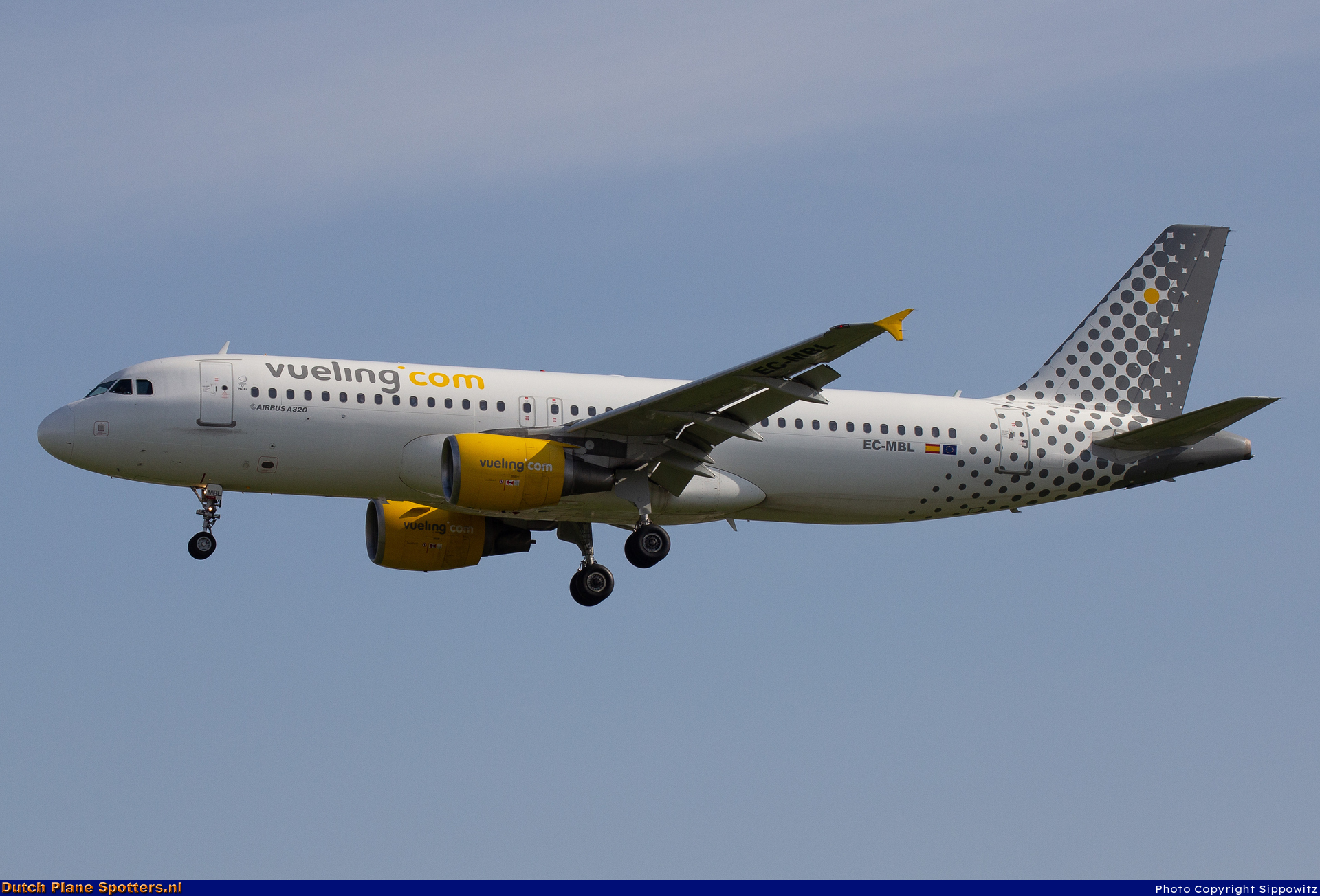 EC-MBL Airbus A320 Vueling.com by Sippowitz
