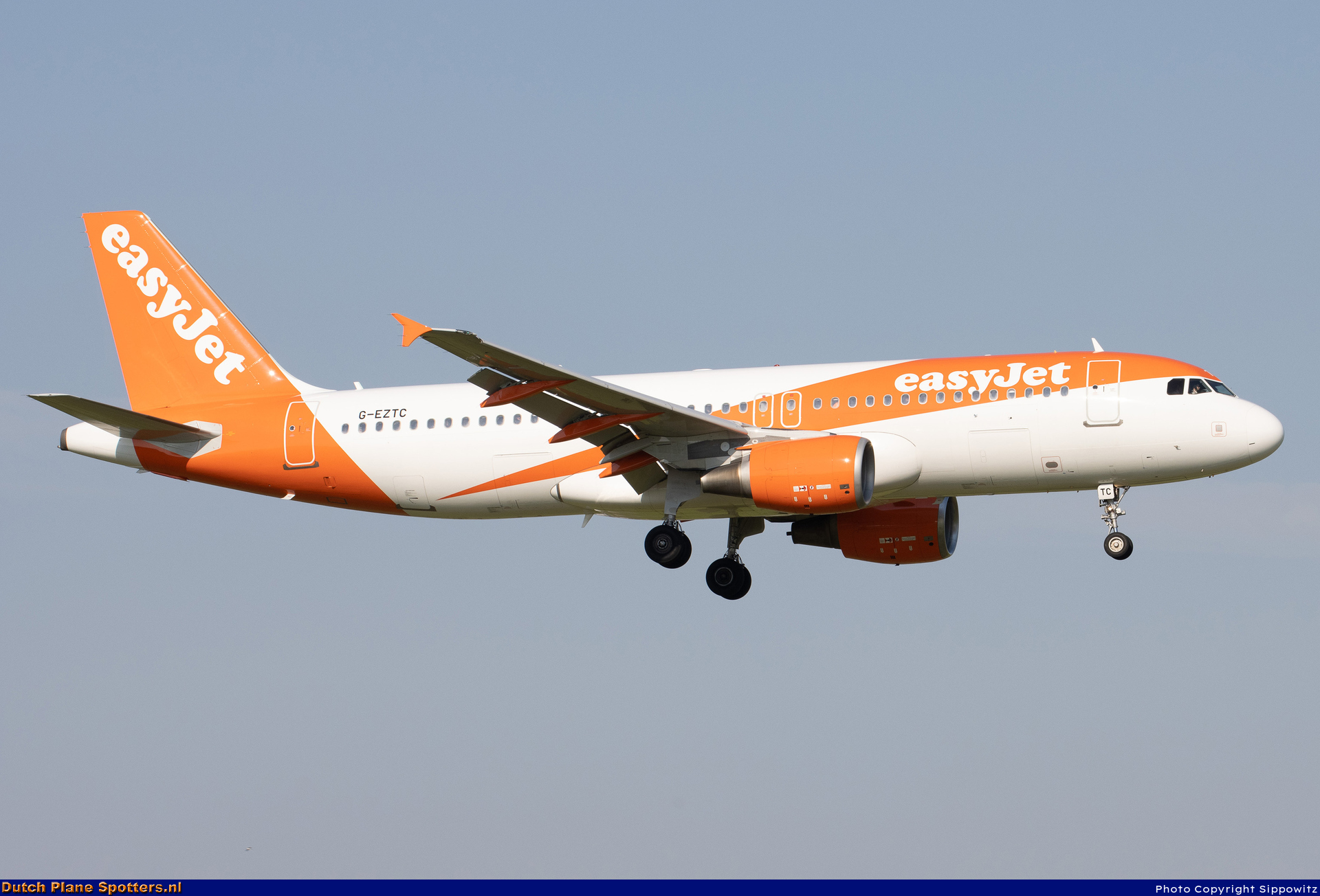 G-EZTC Airbus A320 easyJet by Sippowitz
