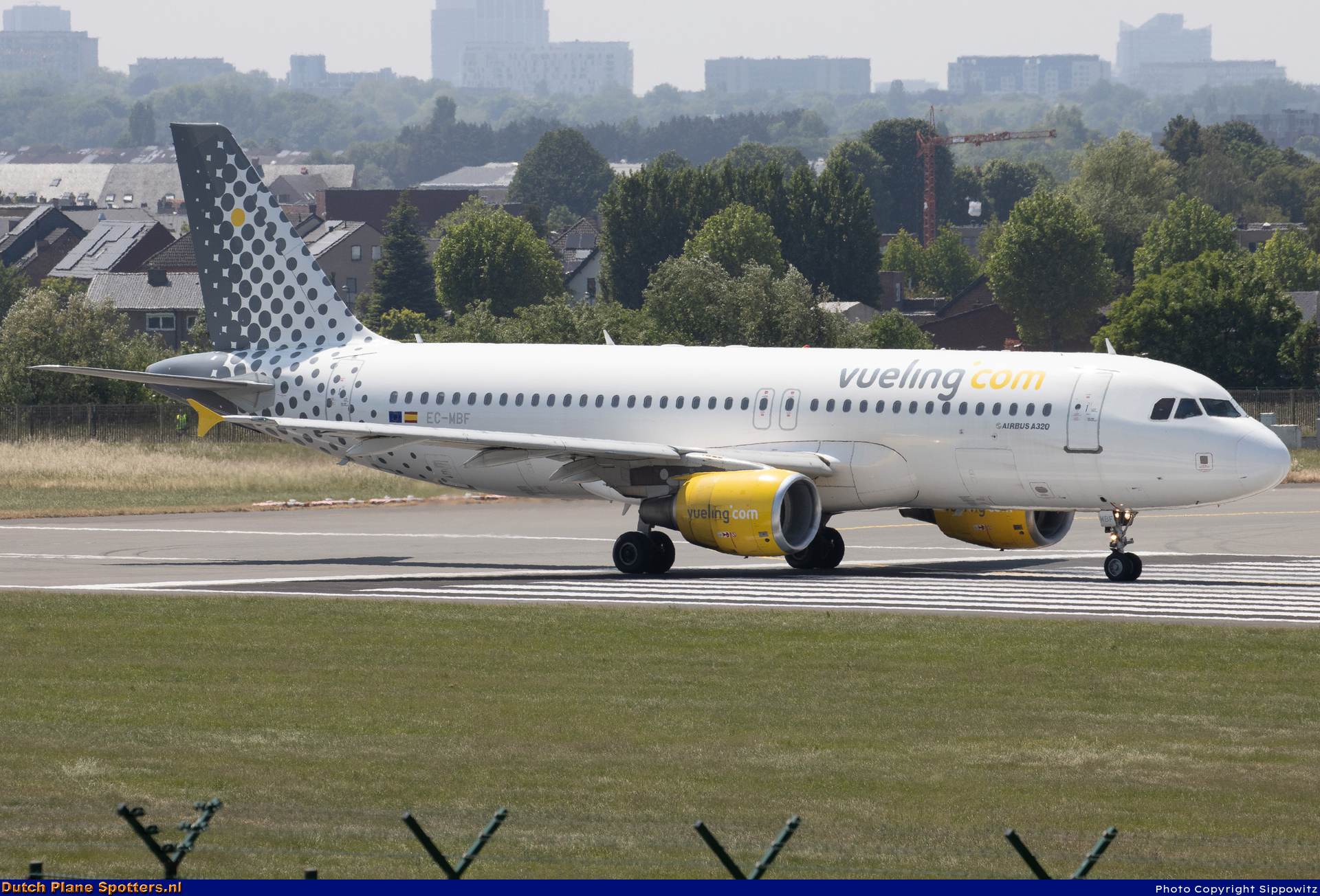 EC-MBF Airbus A320 Vueling.com by Sippowitz