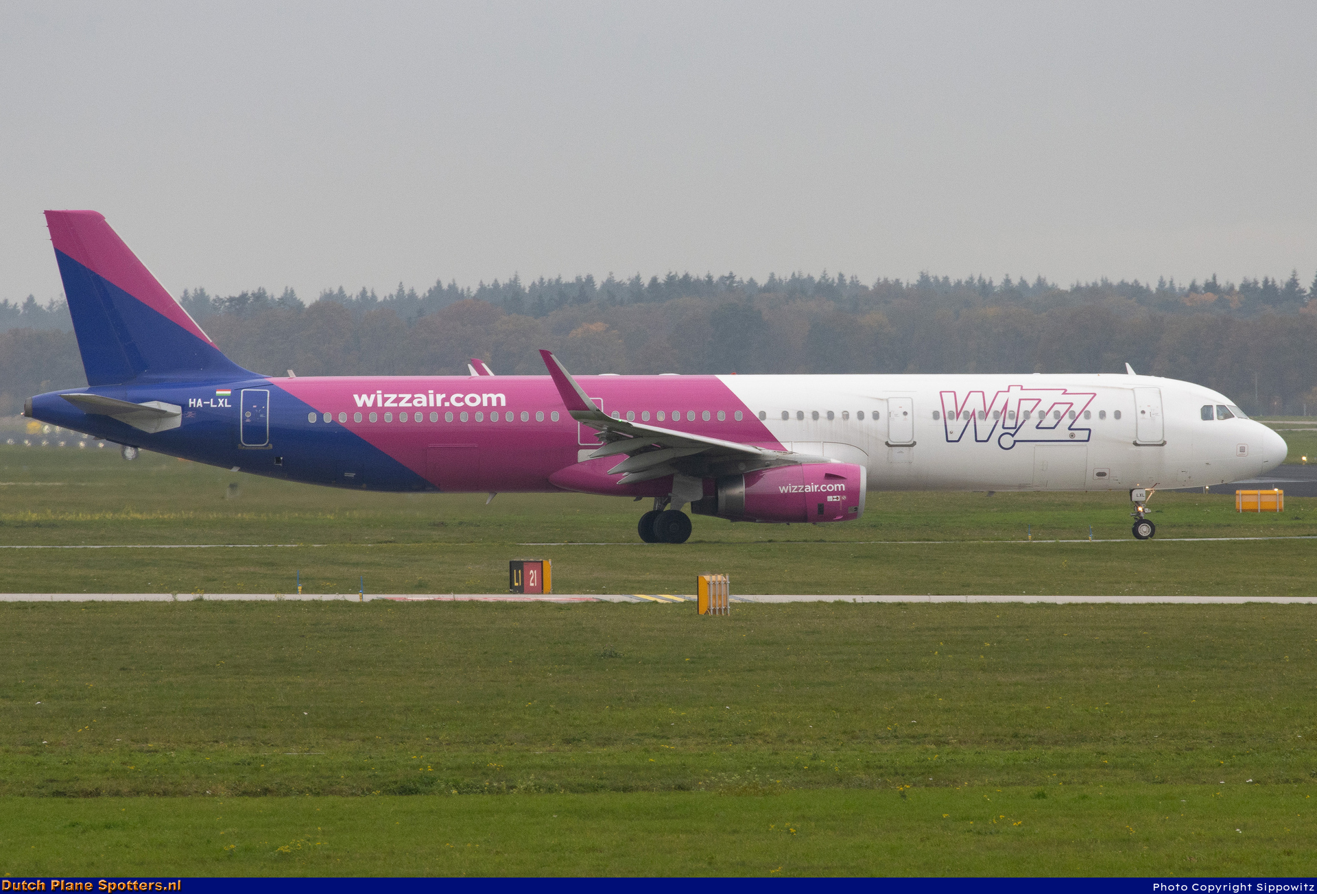 HA-LXL Airbus A321 Wizz Air by Sippowitz