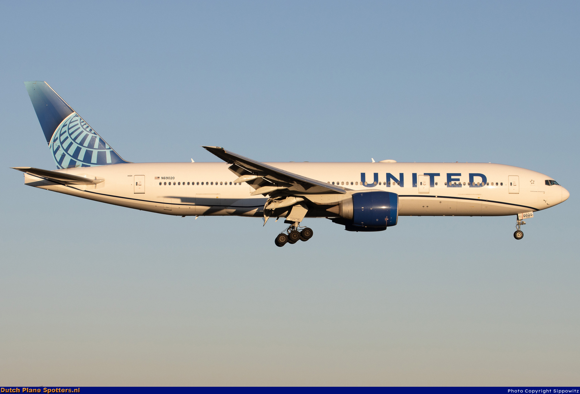 N69020 Boeing 777-200 United Airlines by Sippowitz