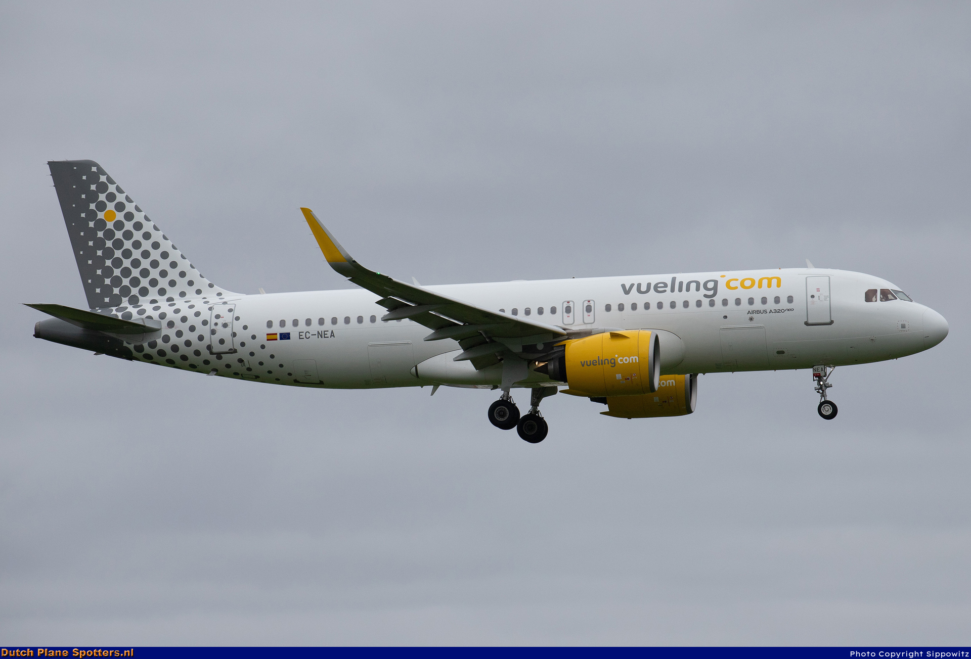 EC-NEA Airbus A320neo Vueling.com by Sippowitz