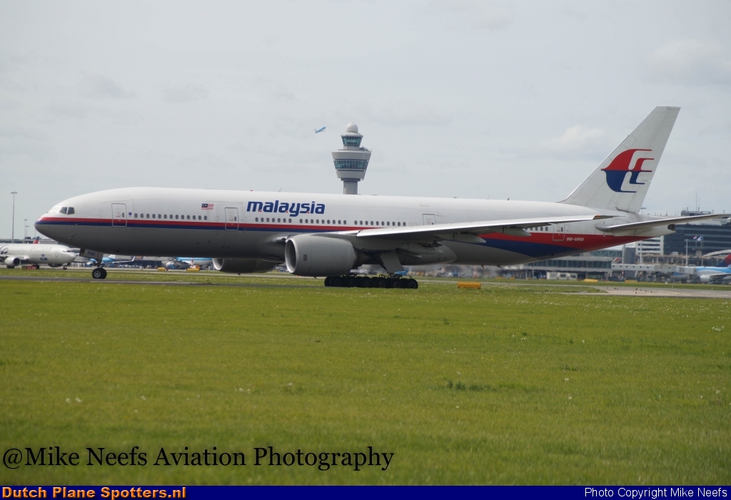 9M-MRM Boeing 777-200 Malaysia Airlines by Mike Neefs