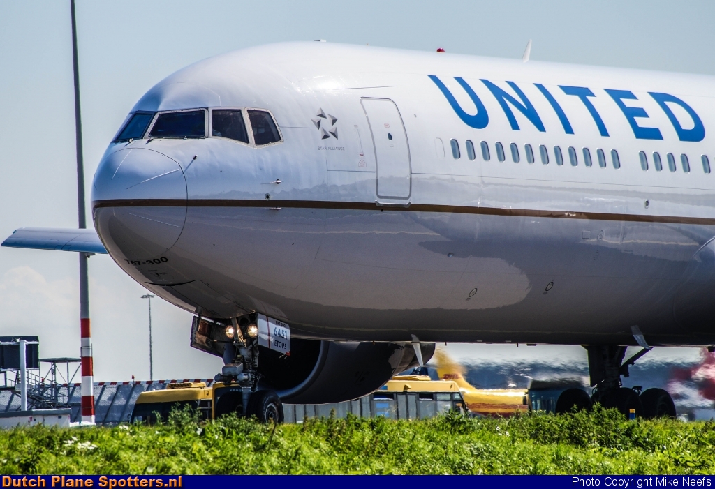 N651UA Boeing 767-300 United Airlines by Mike Neefs