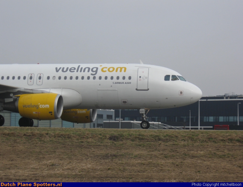EC-KFI Airbus A320 Vueling.com by mitchellboon