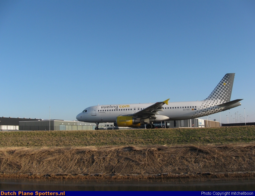 EC-KKT Airbus A320 Vueling.com by mitchellboon