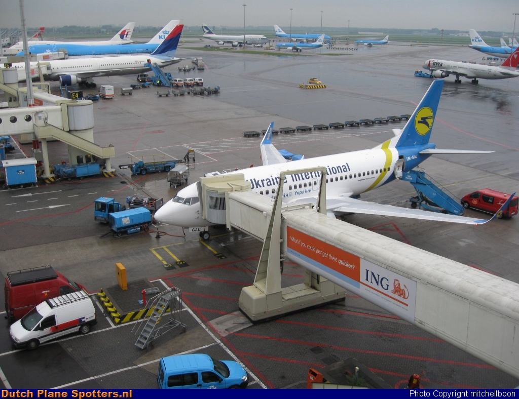 UR-GAU Boeing 737-500 Ukraine International Airlines by mitchellboon