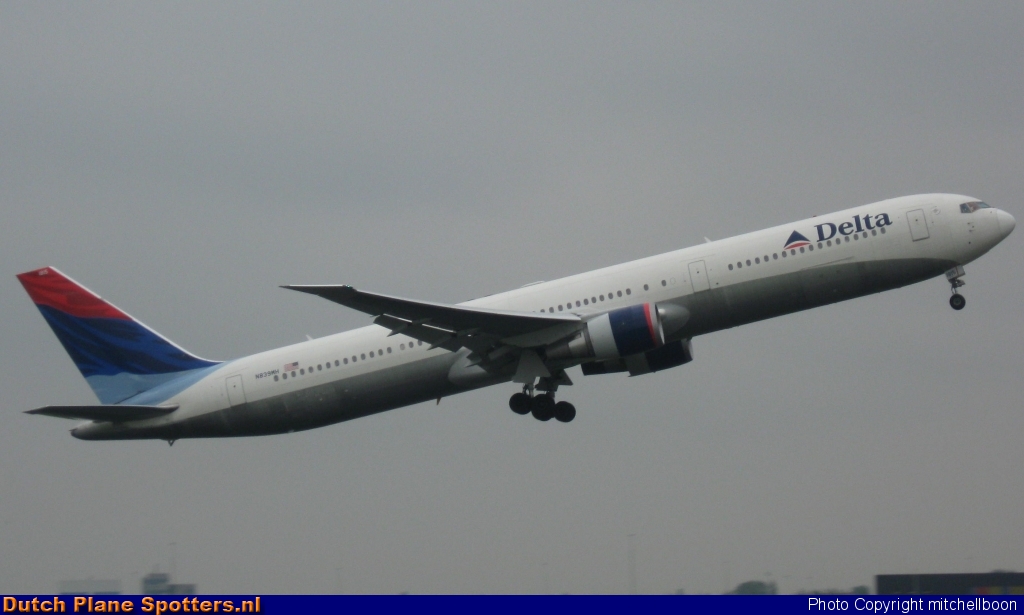 N839MH Boeing 767-400 Delta Airlines by mitchellboon