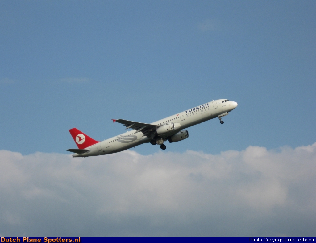 TC-JRA Airbus A321 Turkish Airlines by mitchellboon