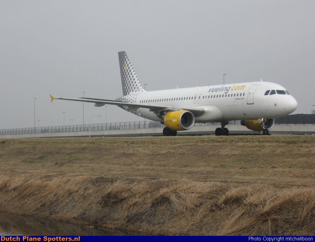 EC-JTR Airbus A320 Vueling.com by mitchellboon