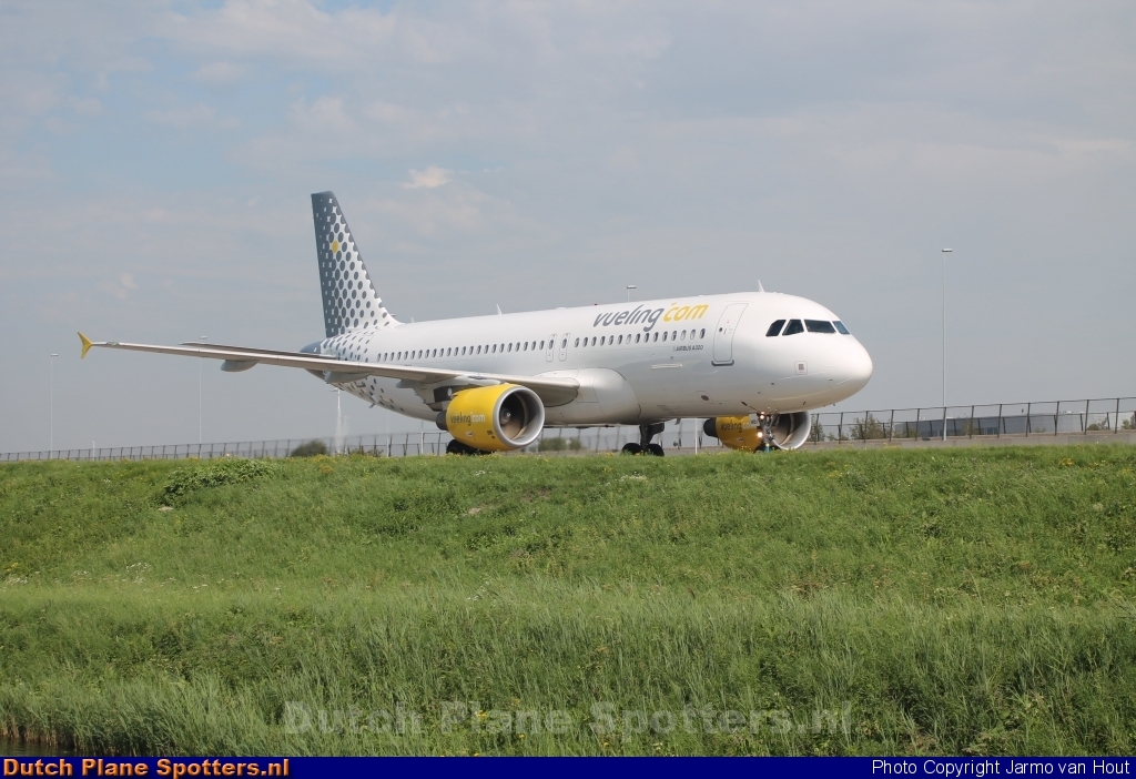 EC-MBY Airbus A320 Vueling.com by Jarmo van Hout