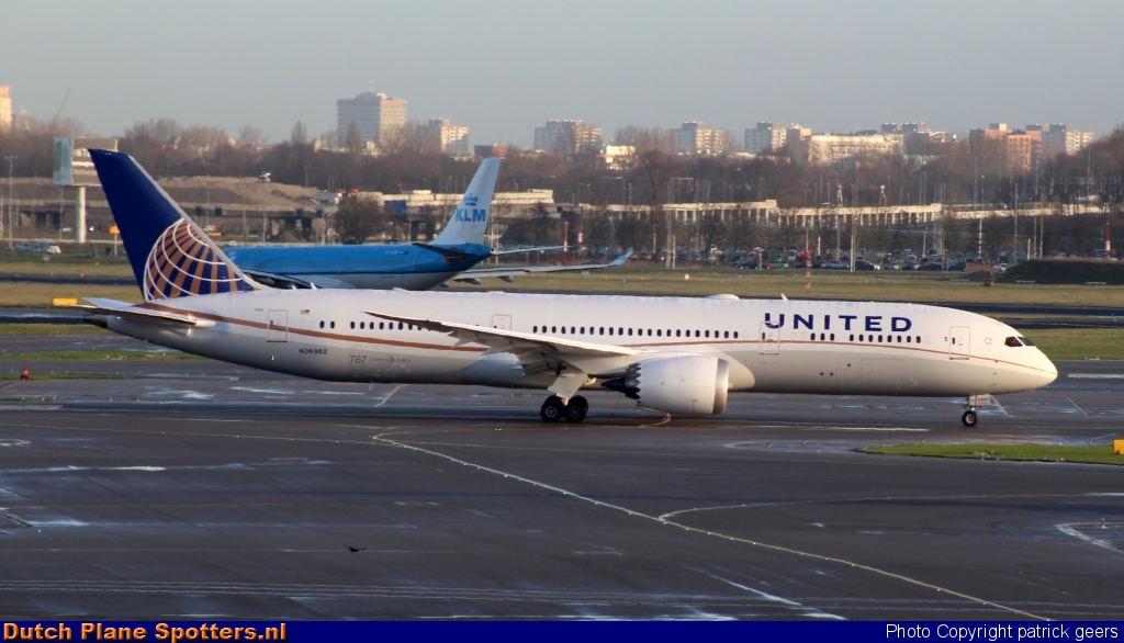 N36962 Boeing 787-9 Dreamliner United Airlines by patrick geers
