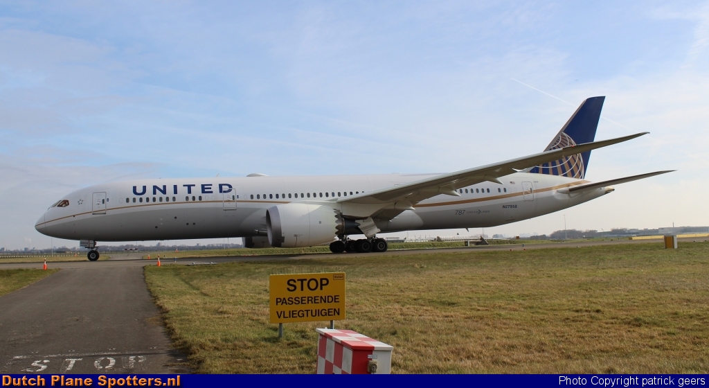 N27958 Boeing 787-9 Dreamliner United Airlines by patrick geers