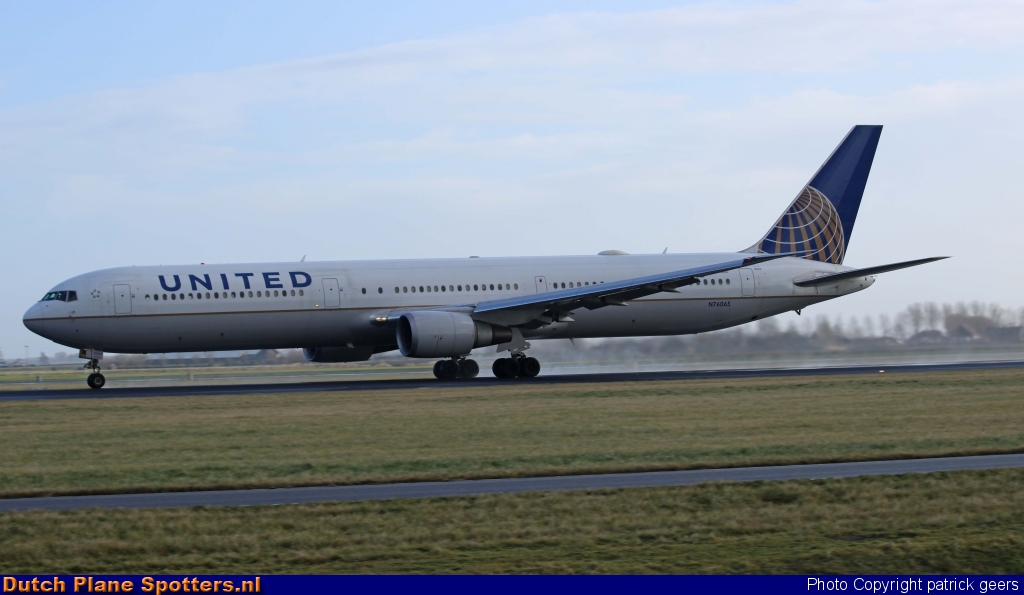 N76065 Boeing 767-400 United Airlines by patrick geers